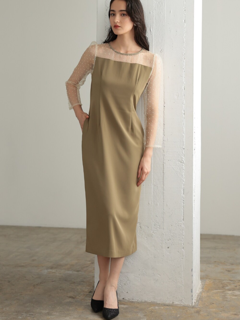 「クリスマスに着たい服、休日スタイル、大人可愛い、パーティー、結婚式、オケージョン、プレフェリール、PREFERIR、大人ガーリー、おでかけコーデ、着回しコーデ、お洒落さんとつながりたい、ワンピースコーデ、ブラウンコーデ、パーティースタイル」｜「PREFERIRのメニーウェイ ラッフル リボン ケープ 結婚式 パーティー オケージョンドレス（ドレス、グリーン系）」を使った、PREFERIR_webさん（レディース・167cm）の冬コーディネートの3枚目の写真
