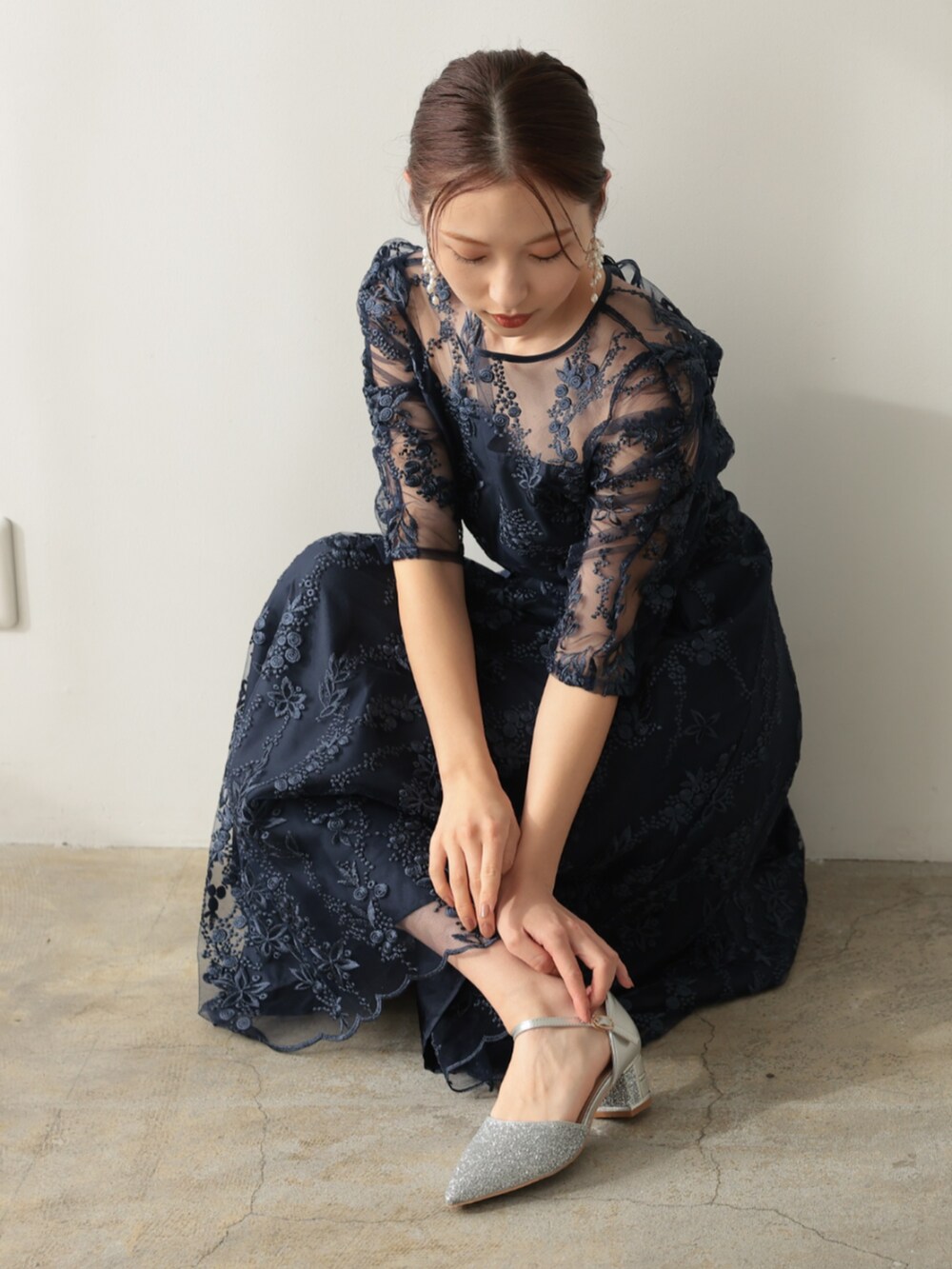 「チャンキーヒール、チャンキーヒールパンプス、チャンキーヒール美脚パンプス、チャンキーヒールサンダル、チャンキーヒールビットローファー、チャンキーヒールトレンド、チャンキーヒールコーデ、パンプスコーデ、大人可愛い、パーティー、結婚式、オケージョン、プレフェリール、PREFERIR、キレイめ」｜「PREFERIRの【PREFERIR】刺繍 レース バックリボン 結婚式 パーティ ドレス.（ドレス、ブルー系）」を使った、PREFERIR_webさん（レディース・163cm）の春コーディネートの3枚目の写真