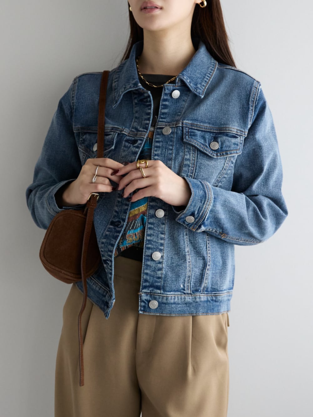 ブルー系のデニムジャケットを着用したレディースの秋コーディネートの2枚目の写真