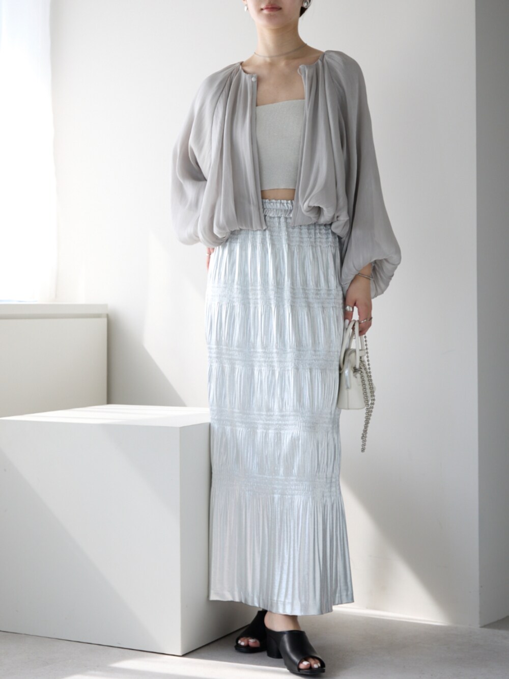 グレー系のカーディガン/ボレロを着用したレディースの秋コーディネートの2枚目の写真