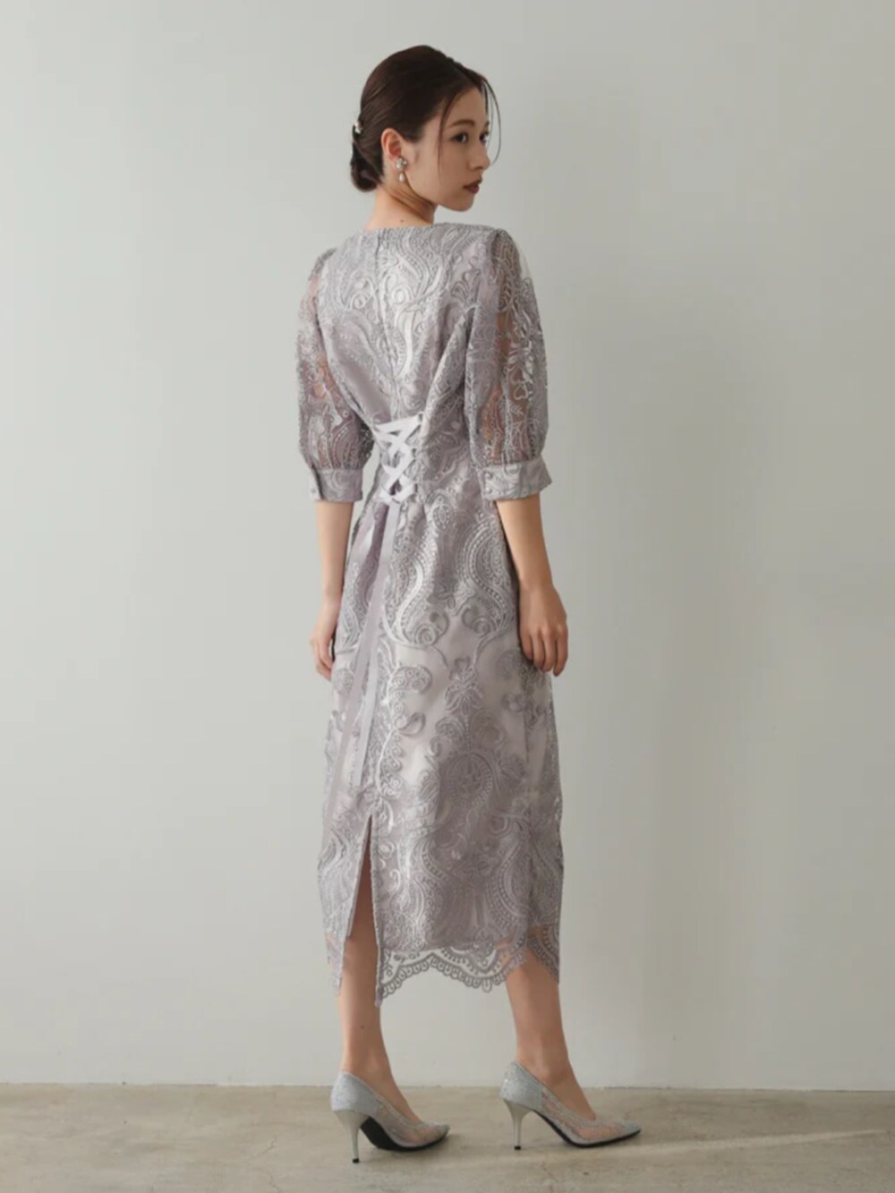 「淡色コーデ、刺繡ワンピース、レースワンピース、タイトドレス、タイトワンピース、大人可愛い、パーティー、結婚式、オケージョン、プレフェリール、PREFERIR、30代コーデ、ママファッション、デート、お出かけコーデ」｜「PREFERIRのボリューム袖 チュール刺繍レース バックリボン 結婚式 パーティー タイトドレス お呼ばれワンピース（ドレス、パープル系）」を使った、PREFERIR_webさん（レディース・163cm）の冬コーディネートの2枚目の写真