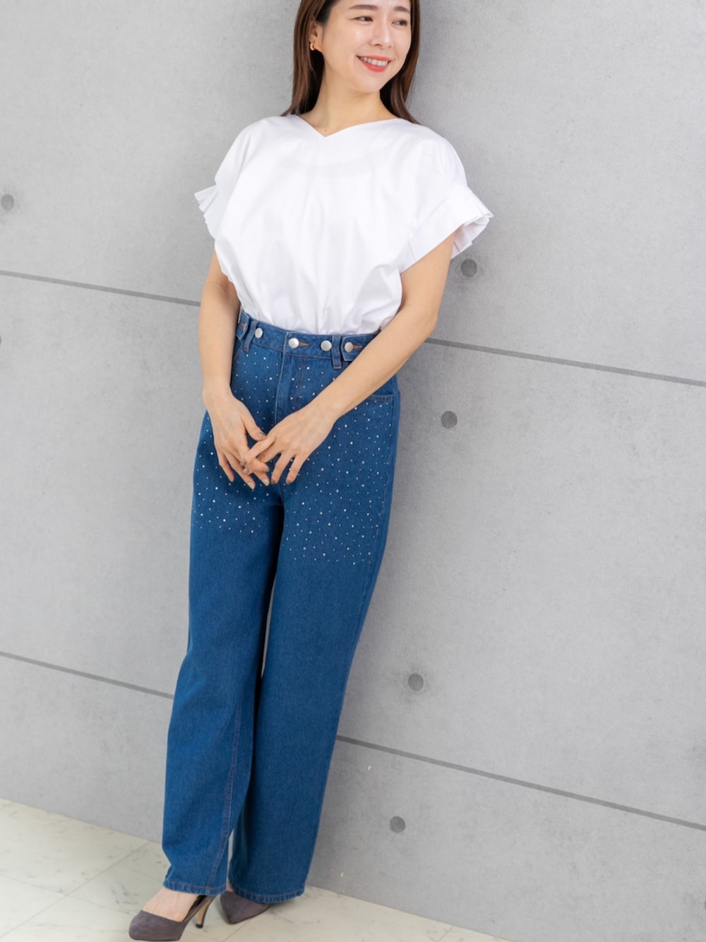 「デニム、デニムパンツ、デニムコーデ、ジーンズ、ジーンズコーデ、ジーンズパンツ、ラインストーン、ラインストーンデニム、ラインストーンパンツ、ラインストーンデニムコーデ、ワイドデニム、キレイめカジュアル、トレンド、カジュアルガーリー、春服」｜「PREFERIRのラインストーン付き ハイウエスト ワイドデニムパンツ(M,L)2サイズ（デニムパンツ、ブルー系）」を使った、PREFERIR_webさん（レディース・160cm）の春コーディネートの2枚目の写真