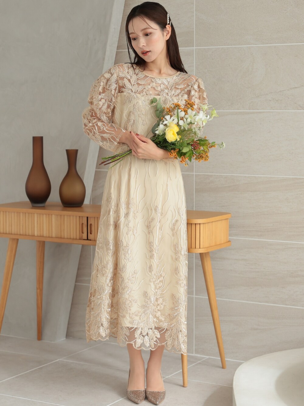 「大人可愛い、パーティー、結婚式、オケージョン、プレフェリール、PREFERIR、ボタニカル柄、刺繡ワンピース、レースワンピース、春服、キレイめ、ワンピーススタイル、レディースファッション、ワントーンコーデ、休日スタイル」｜「PREFERIRのグリッター ビジュー 結婚式 パーティー 二次会 パンプス（パンプス、ゴールド系）」を使った、PREFERIR_webさん（レディース・163cm）の冬コーディネートの2枚目の写真