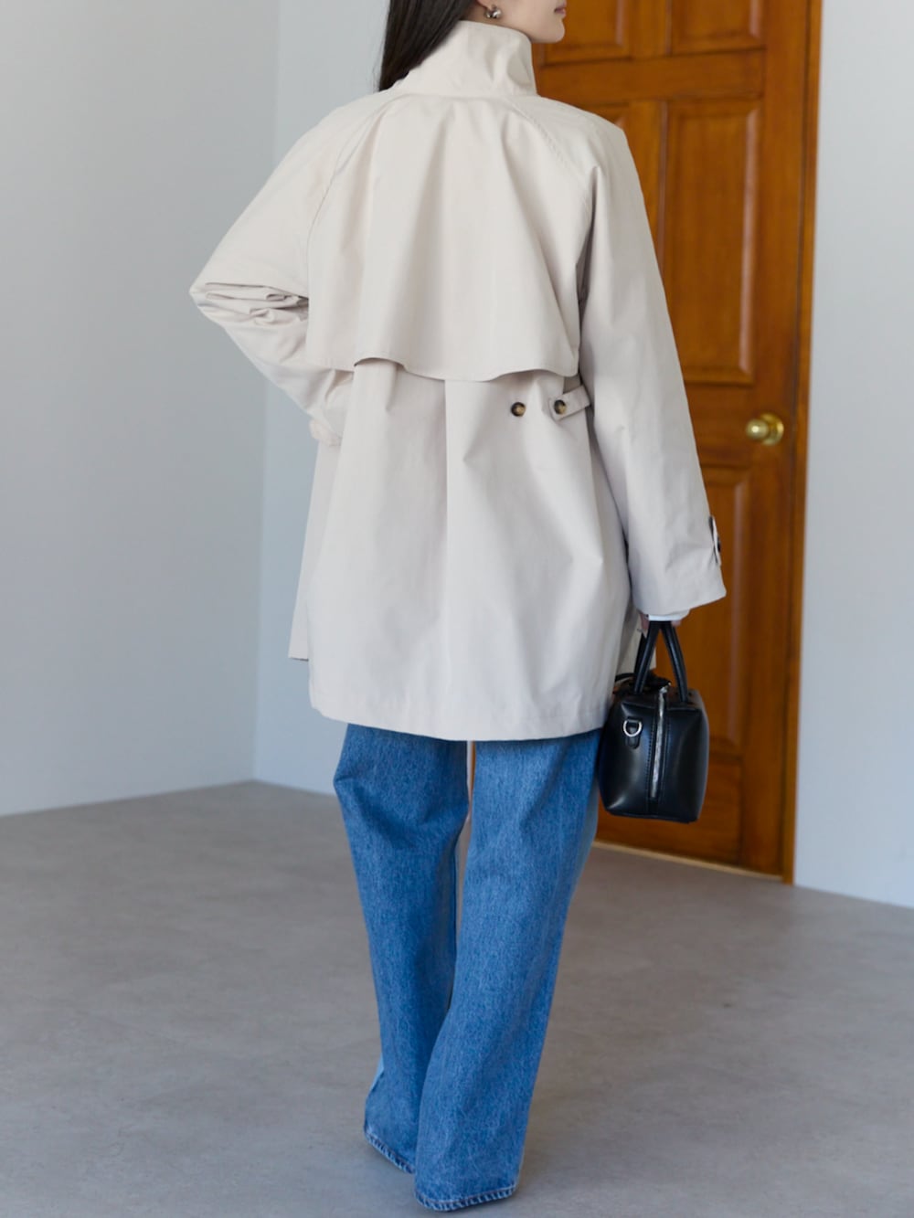 ベージュ系のその他アウター、ホワイト系のシャツ/ブラウス、ブルー系のデニムパンツを着用したレディースの冬コーディネートの3枚目の写真