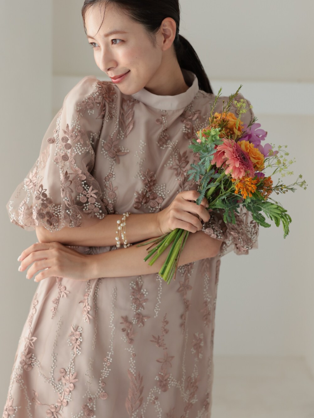 「大人可愛い、パーティー、結婚式、オケージョン、プレフェリール、PREFERIR、チャンキーヒールパンプス、チャンキーヒール、オトナ女子、きれいめコーディネート、30代コーデ、お洒落さんとつながりたい、お呼ばれスタイル、成人式、結婚式二次会スタイル」｜「PREFERIRのグリッター ビジュー 結婚式 パーティー 二次会 パンプス（パンプス、ゴールド系）」を使った、PREFERIR_webさん（レディース・163cm）の冬コーディネートの4枚目の写真
