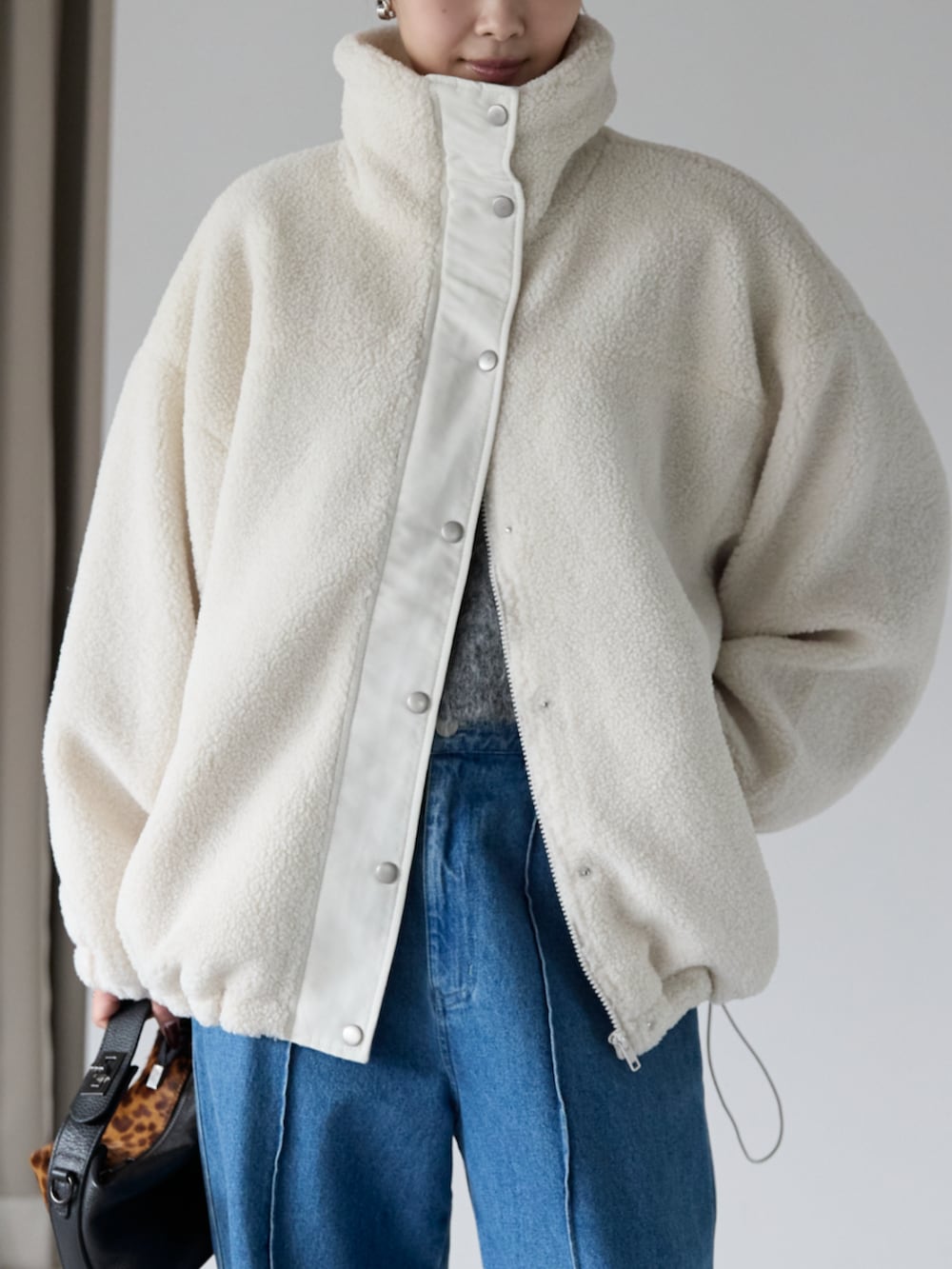 ホワイト系のブルゾンを着用したレディースの秋コーディネートの2枚目の写真
