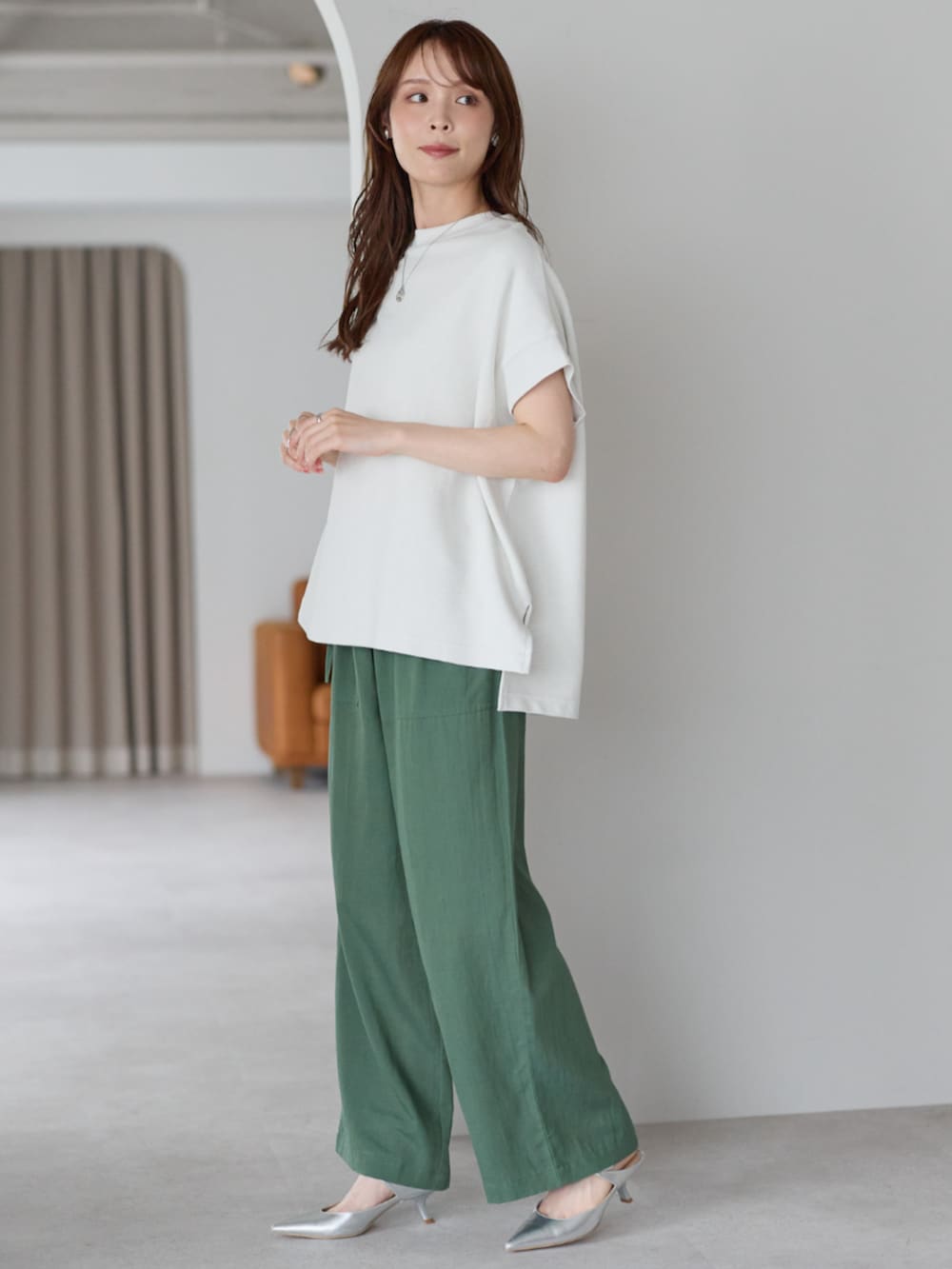 グリーン系のその他パンツ、ホワイト系のTシャツ/カットソーを着用したレディースの春コーディネートの2枚目の写真