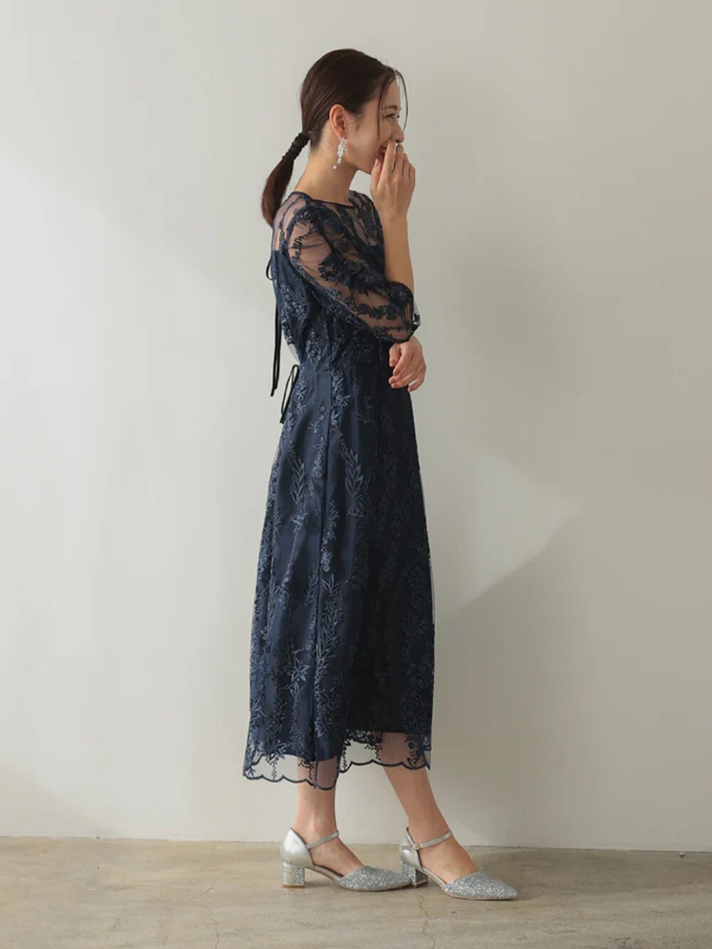 「チャンキーヒール、チャンキーヒールパンプス、チャンキーヒール美脚パンプス、チャンキーヒールサンダル、チャンキーヒールビットローファー、チャンキーヒールトレンド、チャンキーヒールコーデ、パンプスコーデ、大人可愛い、パーティー、結婚式、オケージョン、プレフェリール、PREFERIR、キレイめ」｜「PREFERIRの【PREFERIR】刺繍 レース バックリボン 結婚式 パーティ ドレス.（ドレス、ブルー系）」を使った、PREFERIR_webさん（レディース・163cm）の春コーディネートの6枚目の写真
