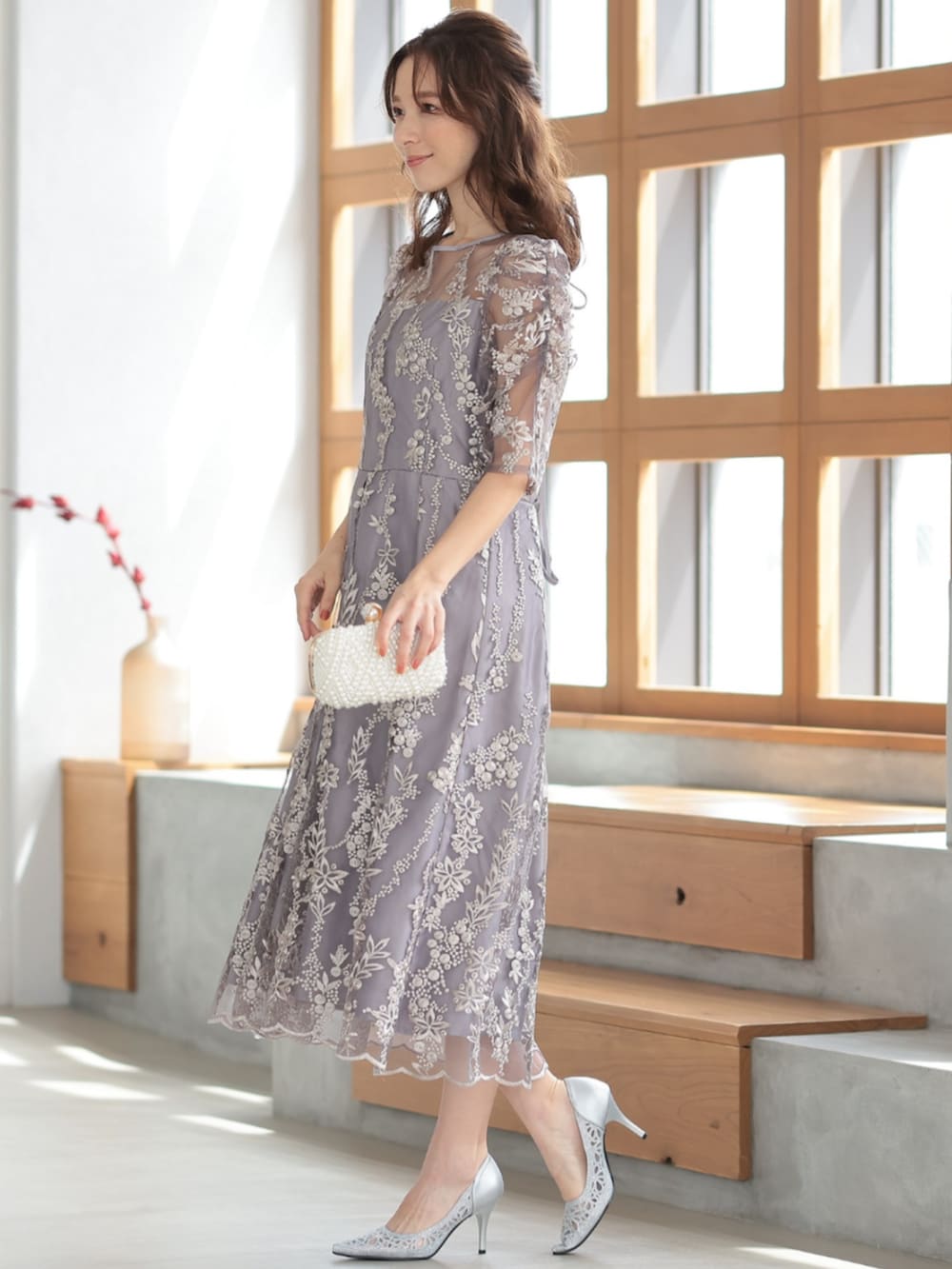 「チャンキーヒール、チャンキーヒールパンプス、チャンキーヒール美脚パンプス、最近のいい感じコーデ、お出かけコーデ、大人可愛い、パーティー、結婚式、オケージョン、チャンキーヒールサンダル、春カラー、ママファッション、ロングワンピース、30代コーデ、きれいめコーデ」｜「PREFERIRの刺繍 レース バックリボン 結婚式 パーティ ドレス（ドレス、パープル系）」を使った、PREFERIR_webさん（レディース・163cm）の春コーディネートの3枚目の写真