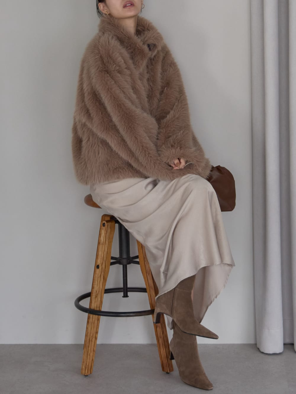 ブラウン系のその他アウターを着用したレディースの秋コーディネートの3枚目の写真