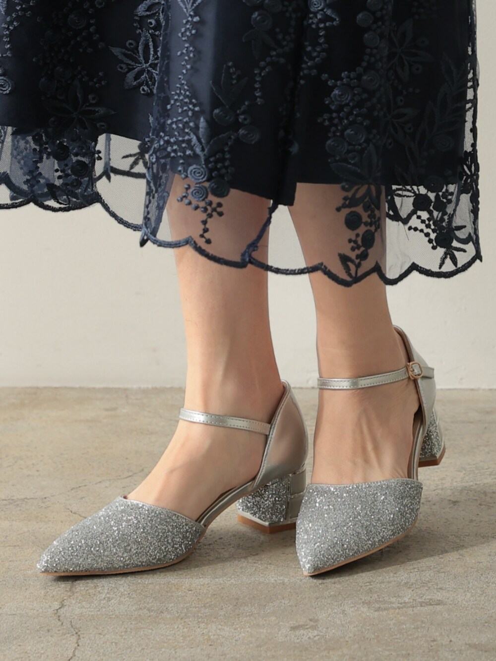 「チャンキーヒール、チャンキーヒールパンプス、チャンキーヒール美脚パンプス、チャンキーヒールサンダル、チャンキーヒールコーデ、チャンキーヒールトレンド、ラメチャンキーヒール、大人可愛い、パーティー、オケージョン、結婚式、キレイめ、ロングワンピース、ワンピーススタイル、夏ファッション」｜「PREFERIRの【PREFERIR】刺繍 レース バックリボン 結婚式 パーティ ドレス.（ドレス、ブルー系）」を使った、PREFERIR_webさん（レディース・163cm）の春コーディネートの5枚目の写真
