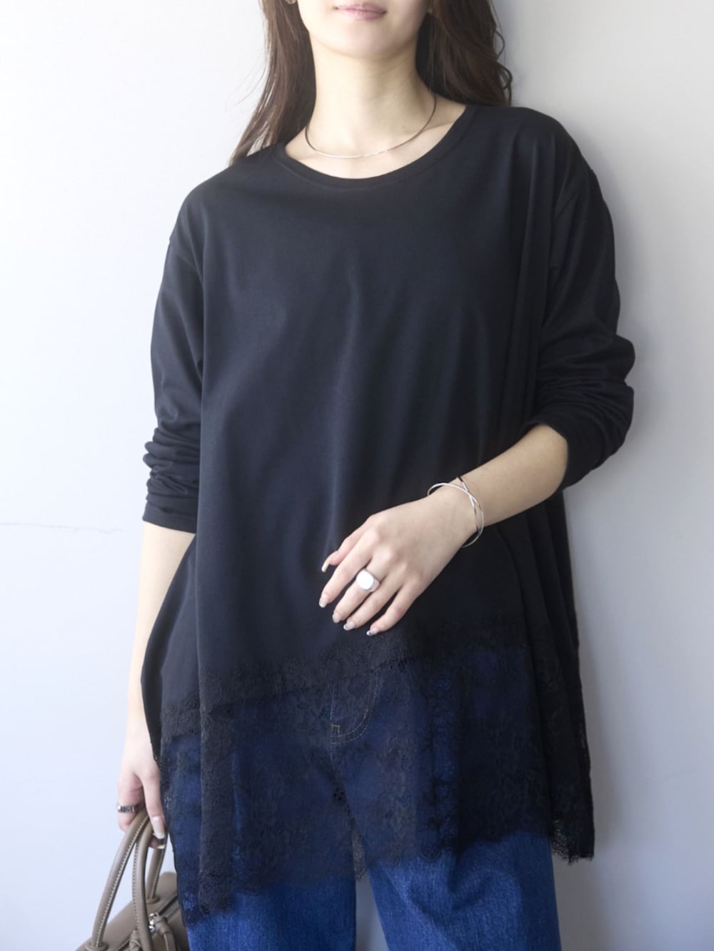 ブルー系のデニムパンツ、ブラック系のTシャツ/カットソーを着用したレディースの春コーディネートの2枚目の写真