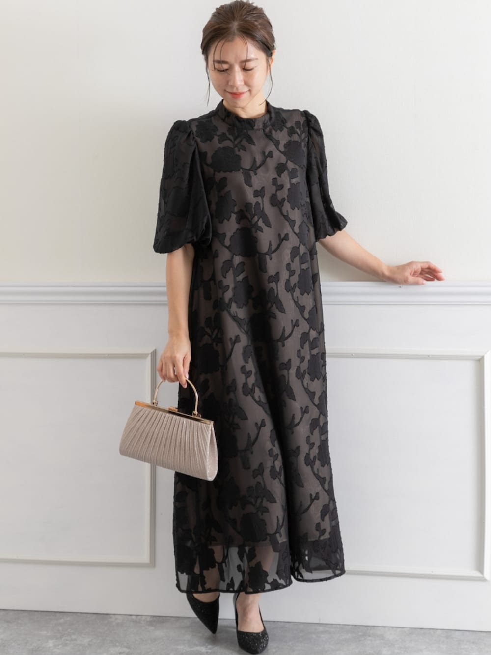 「ブラックコーデ、ブラックワンピース、ワンピース、大人可愛い、パーティー、結婚式、オケージョン、プレフェリール、PREFERIR、フェミニンコーデ、女子会コーデ、キレイめコーデ、ゆるコーデ、ワントーンコーデ、きれいめコーデ」｜「PREFERIRのラメプリーツ パーティー 結婚式 クラッチバッグ フラップ付きハンドバッグ（クラッチバッグ、ベージュ系）」を使った、PREFERIR_webさん（レディース・160cm）の春コーディネートの2枚目の写真