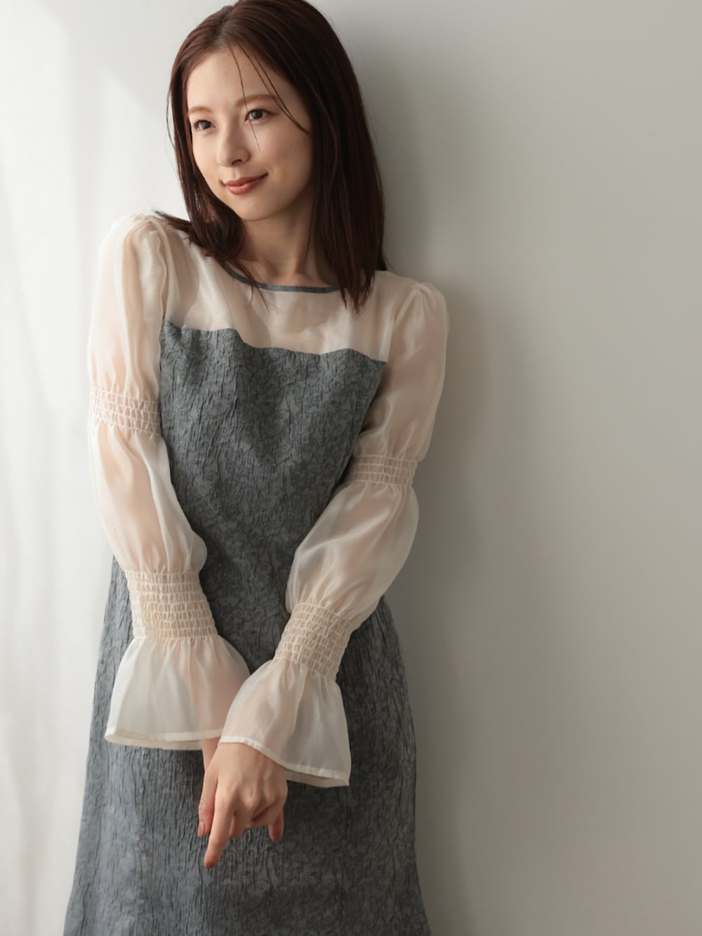 「大人可愛い、パーティー、結婚式、オケージョン、プレフェリール、PREFERIR、チュール袖、シアースリーブ、ワンピースコーデ、淡色コーデ、大人かわいい、休日スタイル、結婚式 ワンピース、結婚式二次会スタイル、パーティードレス」｜「PREFERIRのラメプリーツ パーティー 結婚式 クラッチバッグ フラップ付きハンドバッグ（クラッチバッグ、ベージュ系）」を使った、PREFERIR_webさん（レディース・163cm）の冬コーディネートの4枚目の写真