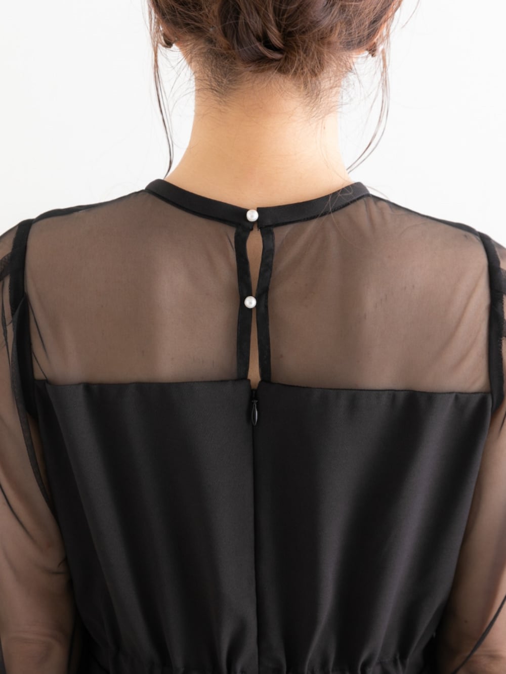 ベージュ系のクラッチバッグ、ブラック系のドレスを着用したレディースの春コーディネートの9枚目の写真