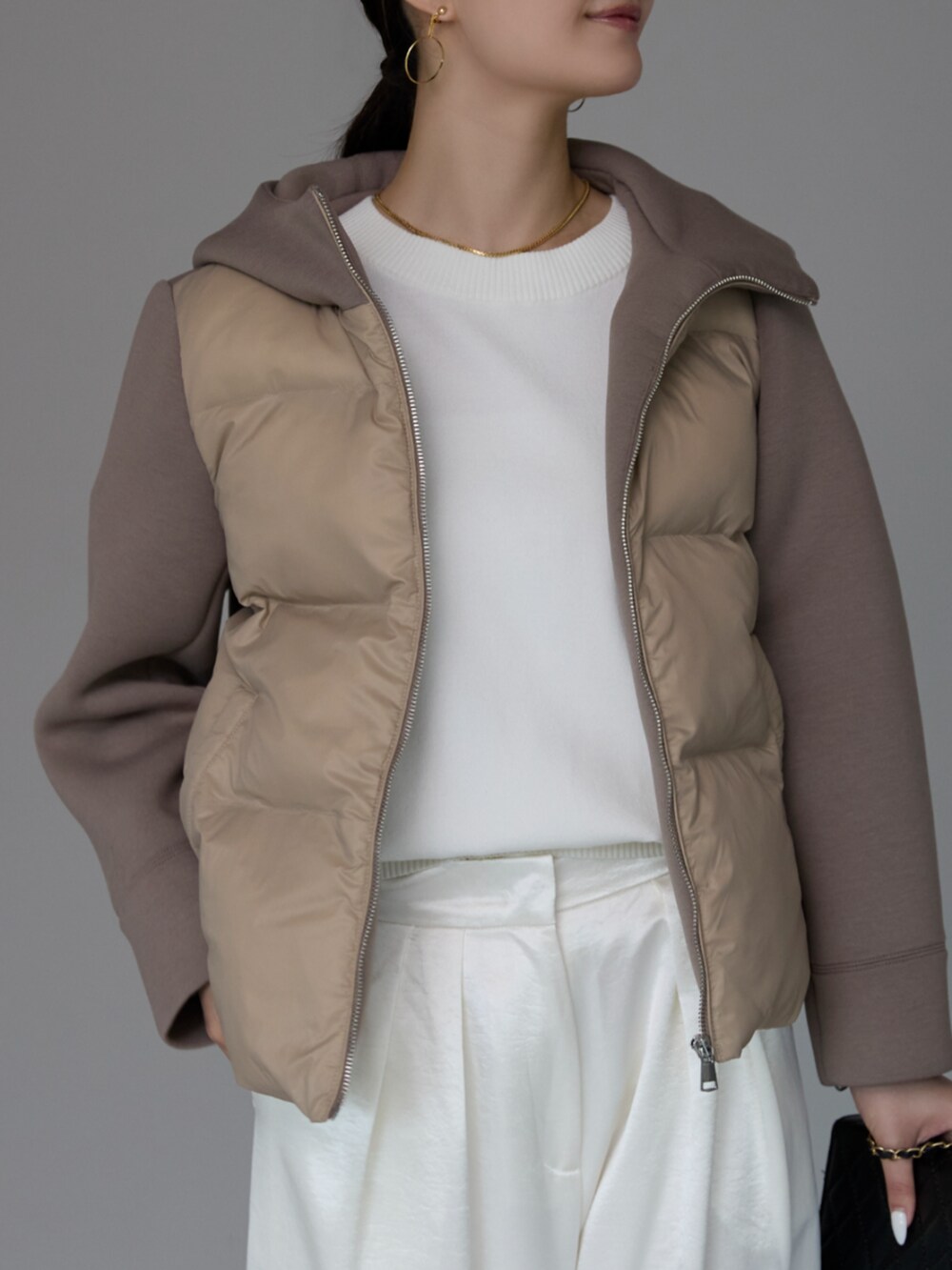 ブラウン系のダウンジャケット/コートを着用したレディースの秋コーディネートの2枚目の写真