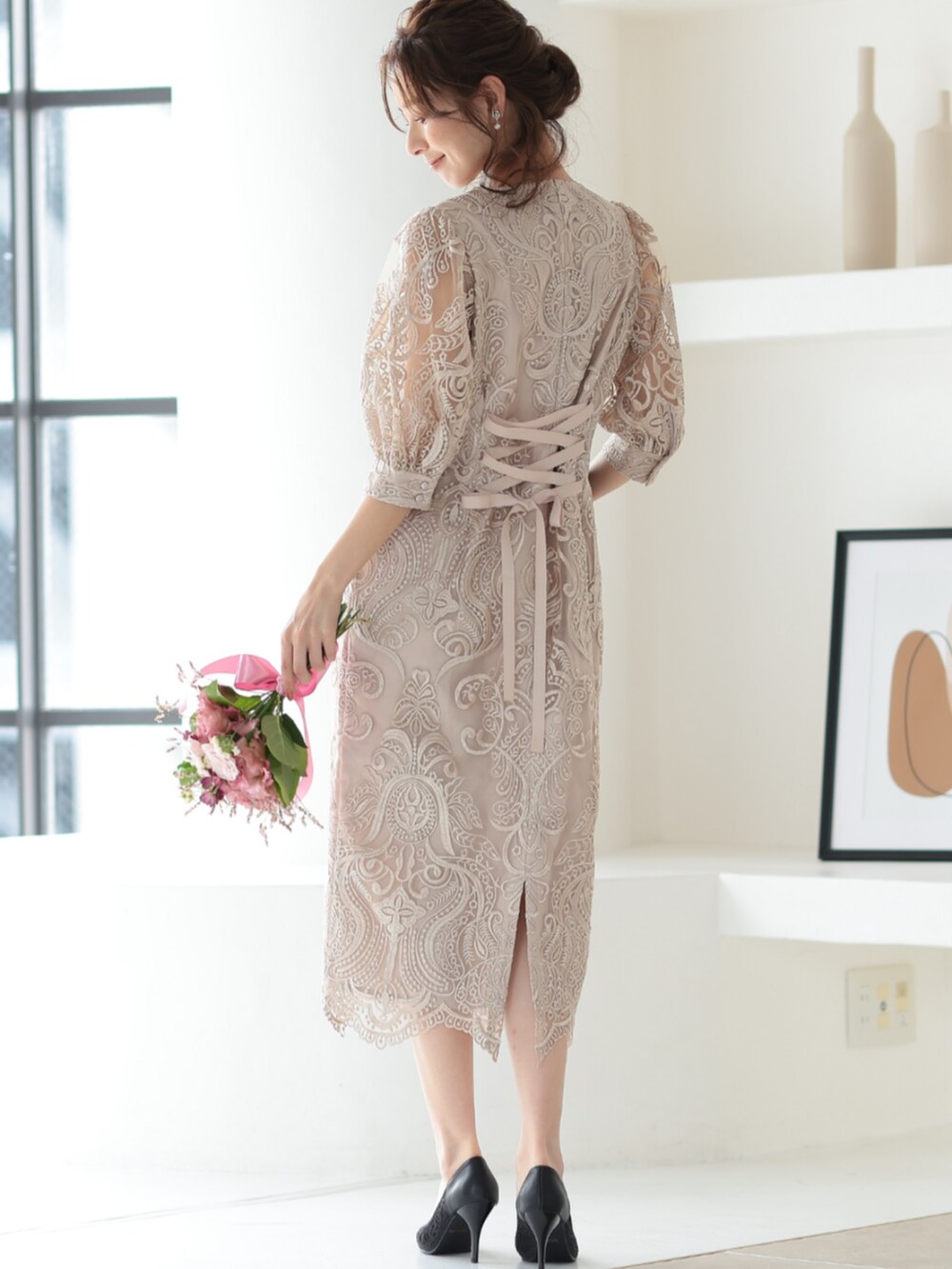「刺繡ワンピース、レースワンピース、タイトワンピース、タイトドレス、大人可愛い、パーティー、結婚式、オケージョン、プレフェリール、PREFERIR、お出かけコーデ、デートコーデ、キレイめ、ガーリーコーデ、リボン」｜「PREFERIRの刺繍レース バックリボン タイトドレス（ドレス、ベージュ系）」を使った、PREFERIR_webさん（レディース・163cm）の冬コーディネートの5枚目の写真