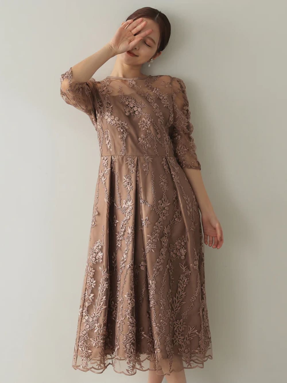 「チャンキーヒール、チャンキーヒールパンプス、チャンキーヒール美脚パンプス、チャンキーヒールサンダル、ワンピーススタイル、ワンピースコーデ、春めき満開コーデ、春色、大人可愛い、パーティー、結婚式、オケージョン、ミュール、キレイめコーデ、大人ガーリー」｜「PREFERIRの【PREFERIR】刺繍 レース バックリボン 結婚式 パーティ ドレス.（ドレス、ブラウン系）」を使った、PREFERIR_webさん（レディース・163cm）の春コーディネートの4枚目の写真
