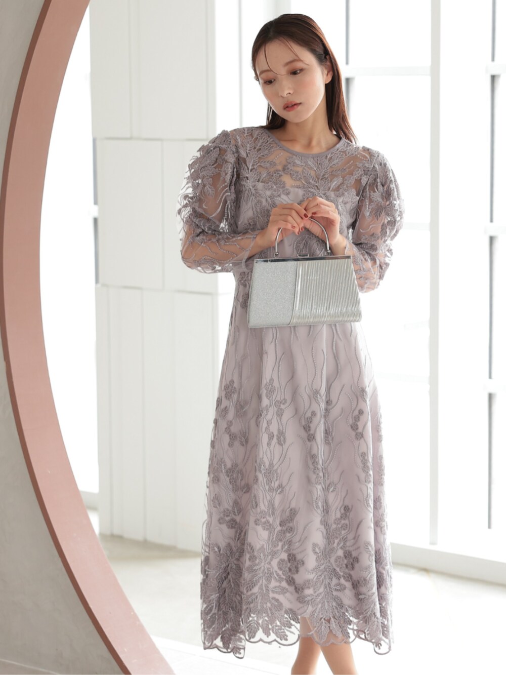 「チャンキーヒール、チャンキーヒールパンプス、チャンキーヒール美脚パンプス、チャンキーヒールサンダル、安心設計パンプス、ボタニカル柄、ボタニカルワンピース、大人可愛い、パーティー、結婚式、オケージョン、ワンピーススタイル、ワンピースコーデ、きれいめコーディネート、春服コーデ」｜「PREFERIRのボタニカル刺繍レース結婚式 パーティードレス（ドレス、パープル系）」を使った、PREFERIR_webさん（レディース・163cm）の春コーディネートの7枚目の写真