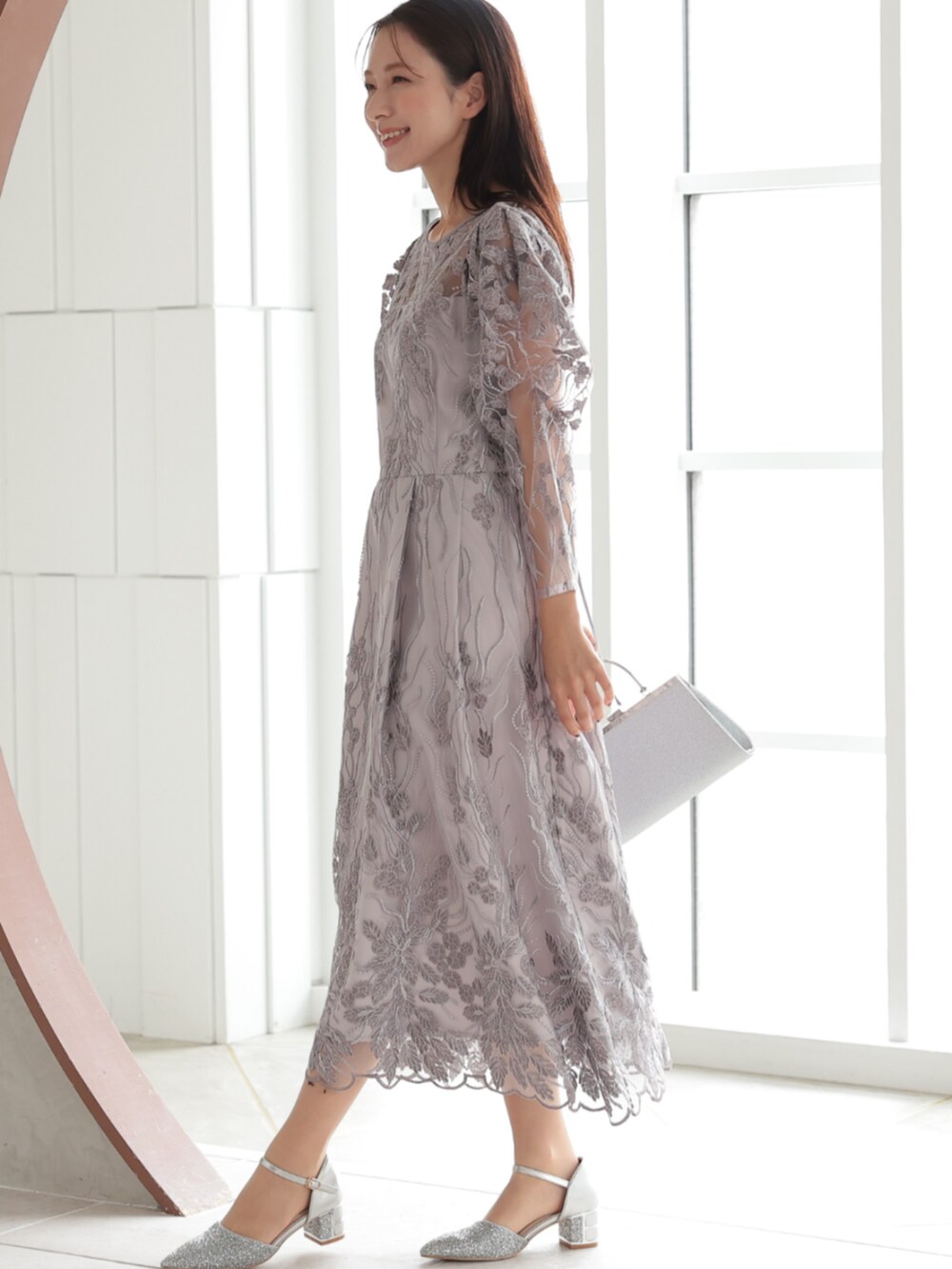 「チャンキーヒール、チャンキーヒールパンプス、チャンキーヒール美脚パンプス、チャンキーヒールサンダル、安心設計パンプス、ボタニカル柄、ボタニカルワンピース、大人可愛い、パーティー、結婚式、オケージョン、ワンピーススタイル、ワンピースコーデ、きれいめコーディネート、春服コーデ」｜「PREFERIRのボタニカル刺繍レース結婚式 パーティードレス（ドレス、パープル系）」を使った、PREFERIR_webさん（レディース・163cm）の春コーディネートの4枚目の写真