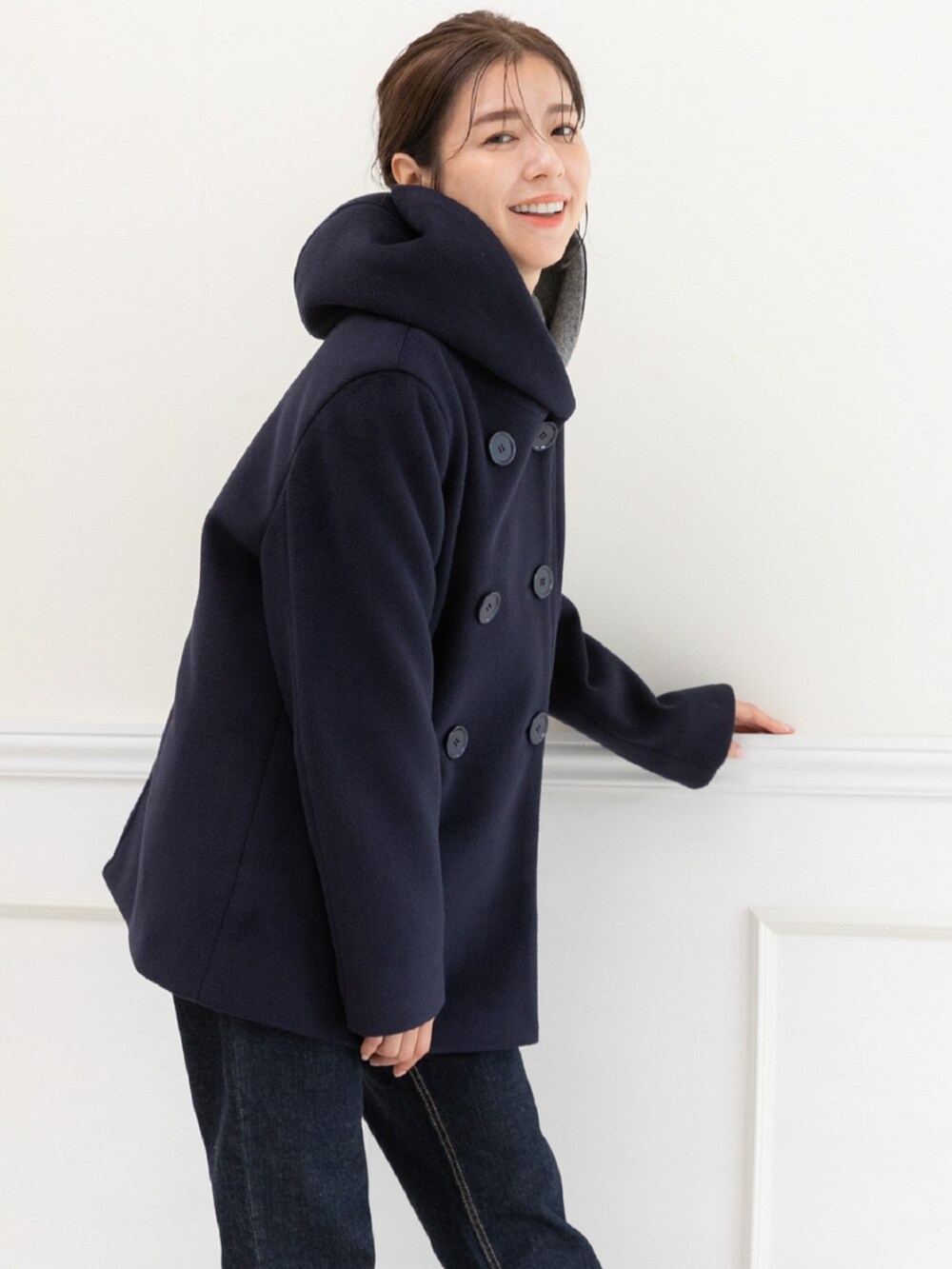 「冬コーデ、ホワイトコーデ、クリスマスに着たい服、マイベストコーデ2024、デニム、ピーコート、Ｐコート、ニット、冬アウター、休日スタイル、大人可愛い、プレフェリール、PREFERIR、30代コーデ、お洒落さんとつながりたい」｜「PREFERIRのフーディー Pコート（ピーコート、ブルー系）」を使った、PREFERIR_webさん（レディース・160cm）の冬コーディネートの4枚目の写真