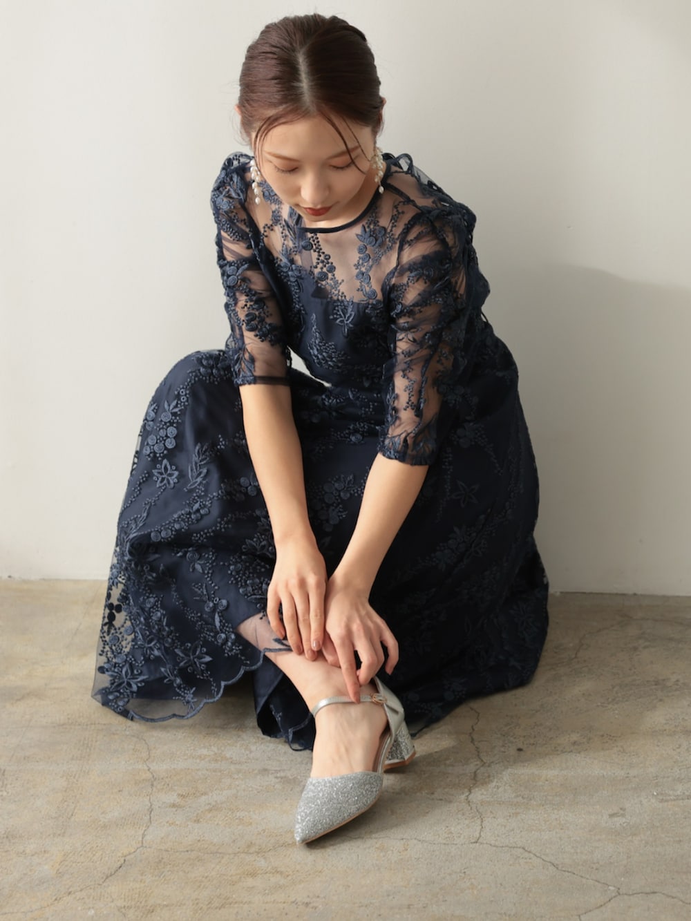 「チャンキーヒール、チャンキーヒールパンプス、チャンキーヒール美脚パンプス、チャンキーヒールサンダル、チャンキーヒールコーデ、チャンキーヒールトレンド、ラメチャンキーヒール、大人可愛い、パーティー、オケージョン、結婚式、キレイめ、ロングワンピース、ワンピーススタイル、夏ファッション」｜「PREFERIRの【PREFERIR】刺繍 レース バックリボン 結婚式 パーティ ドレス.（ドレス、ブルー系）」を使った、PREFERIR_webさん（レディース・163cm）の春コーディネートの2枚目の写真