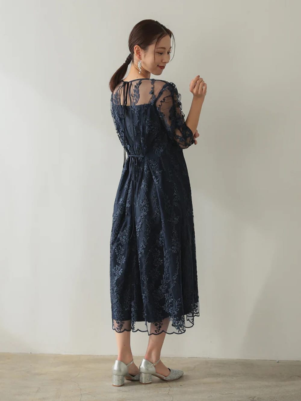 「チャンキーヒール、チャンキーヒールパンプス、チャンキーヒール美脚パンプス、チャンキーヒールサンダル、リボン、ワンピース、大人可愛い、パーティー、オケージョン、結婚式、おでかけコーデ、ワンピースコーデ、大人女子、春、春ファッション」｜「PREFERIRの【PREFERIR】刺繍 レース バックリボン 結婚式 パーティ ドレス.（ドレス、ブルー系）」を使った、PREFERIR_webさん（レディース・163cm）の春コーディネートの3枚目の写真