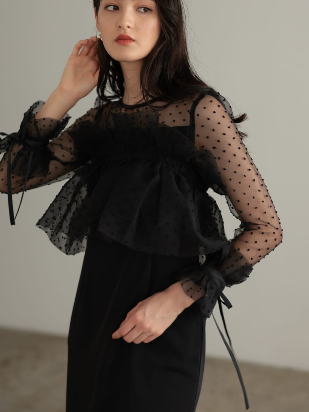 「ブラックコーデ、ブラックワンピース、黒コーデ、黒ワンピ、ドット柄、ドットワンピ、冠婚葬祭、大人可愛い、パーティー、オケージョン、フリル、大人女子、ワンピースコーデ、チュール、大人コーデ」｜「PREFERIRのメニーウェイ ラッフル リボン ケープ 結婚式 パーティー オケージョンドレス（ドレス、ブラック系）」を使った、PREFERIR_webさん（レディース・167cm）の春コーディネートの2枚目の写真