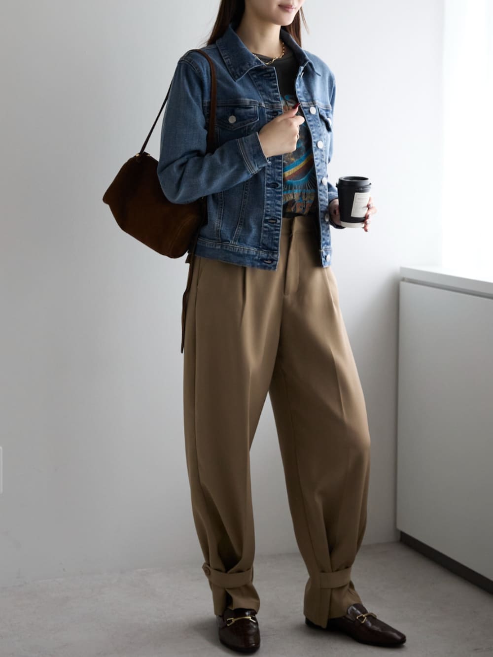 ブルー系のデニムジャケットを着用したレディースの秋コーディネートの3枚目の写真