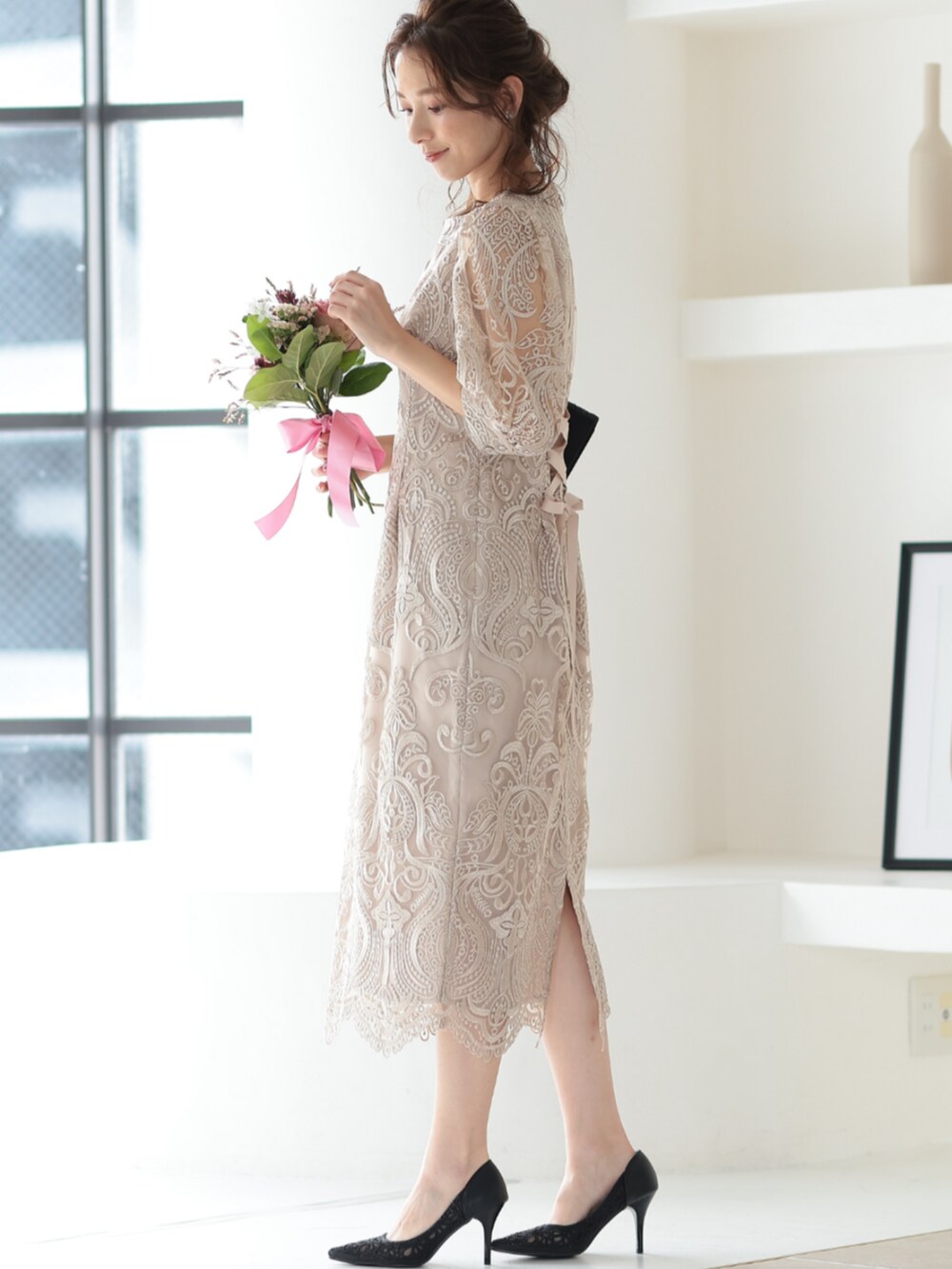 「タイトワンピース、タイトドレス、タイトワンピ、大人可愛い、パーティー、結婚式、オケージョン、プレフェリール、PREFERIR、春服、ママファッション、ワントーンコーデ、いいね、save、フォローお願いします🤑、30代コーデ、おでかけコーデ」｜「PREFERIRの刺繍レース バックリボン タイトドレス（ドレス、ベージュ系）」を使った、PREFERIR_webさん（レディース・163cm）の冬コーディネートの2枚目の写真