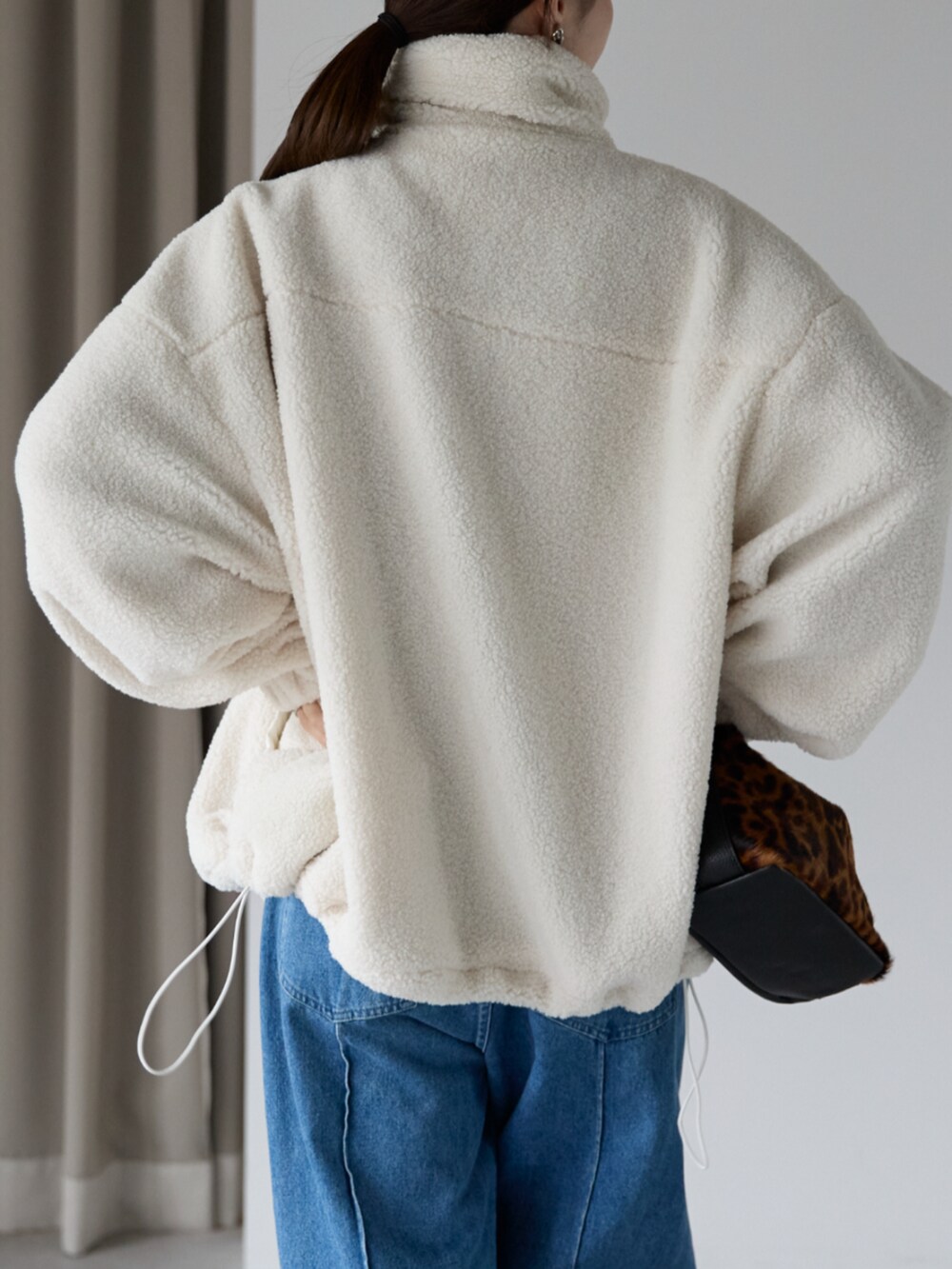 ホワイト系のブルゾンを着用したレディースの秋コーディネートの3枚目の写真