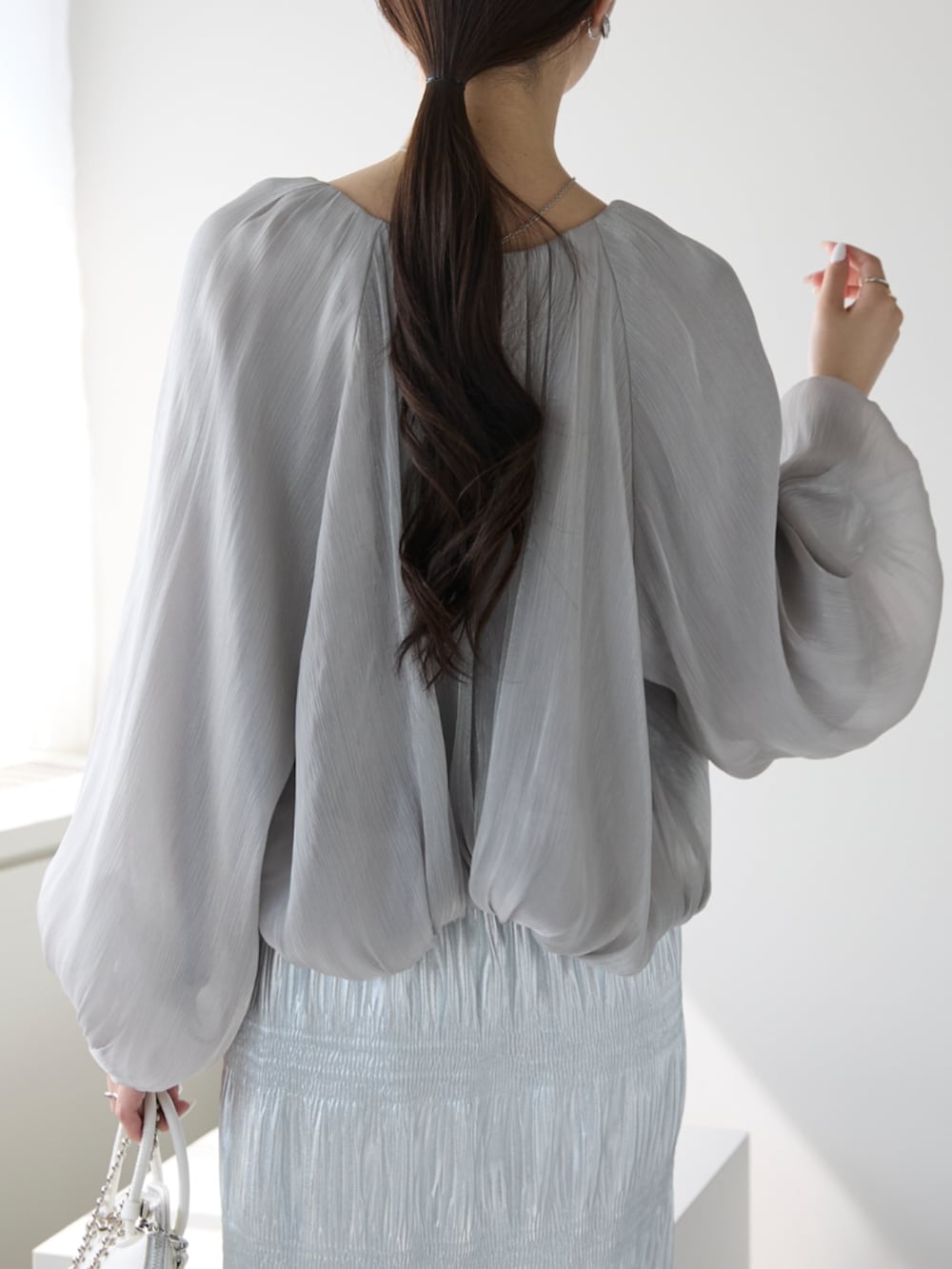 グレー系のカーディガン/ボレロを着用したレディースの秋コーディネートの3枚目の写真