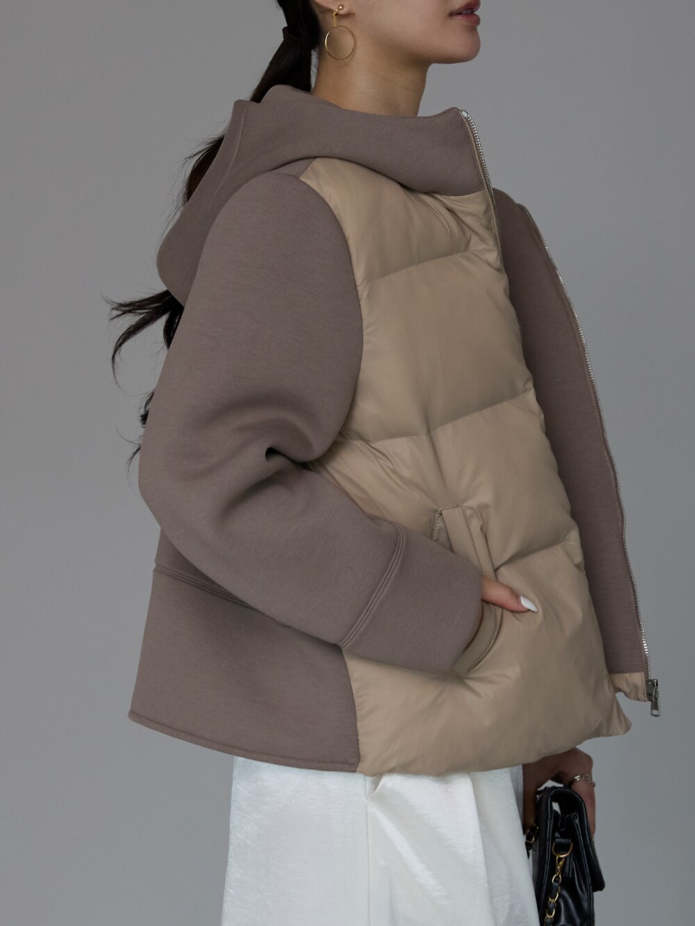 ブラウン系のダウンジャケット/コートを着用したレディースの秋コーディネートの3枚目の写真