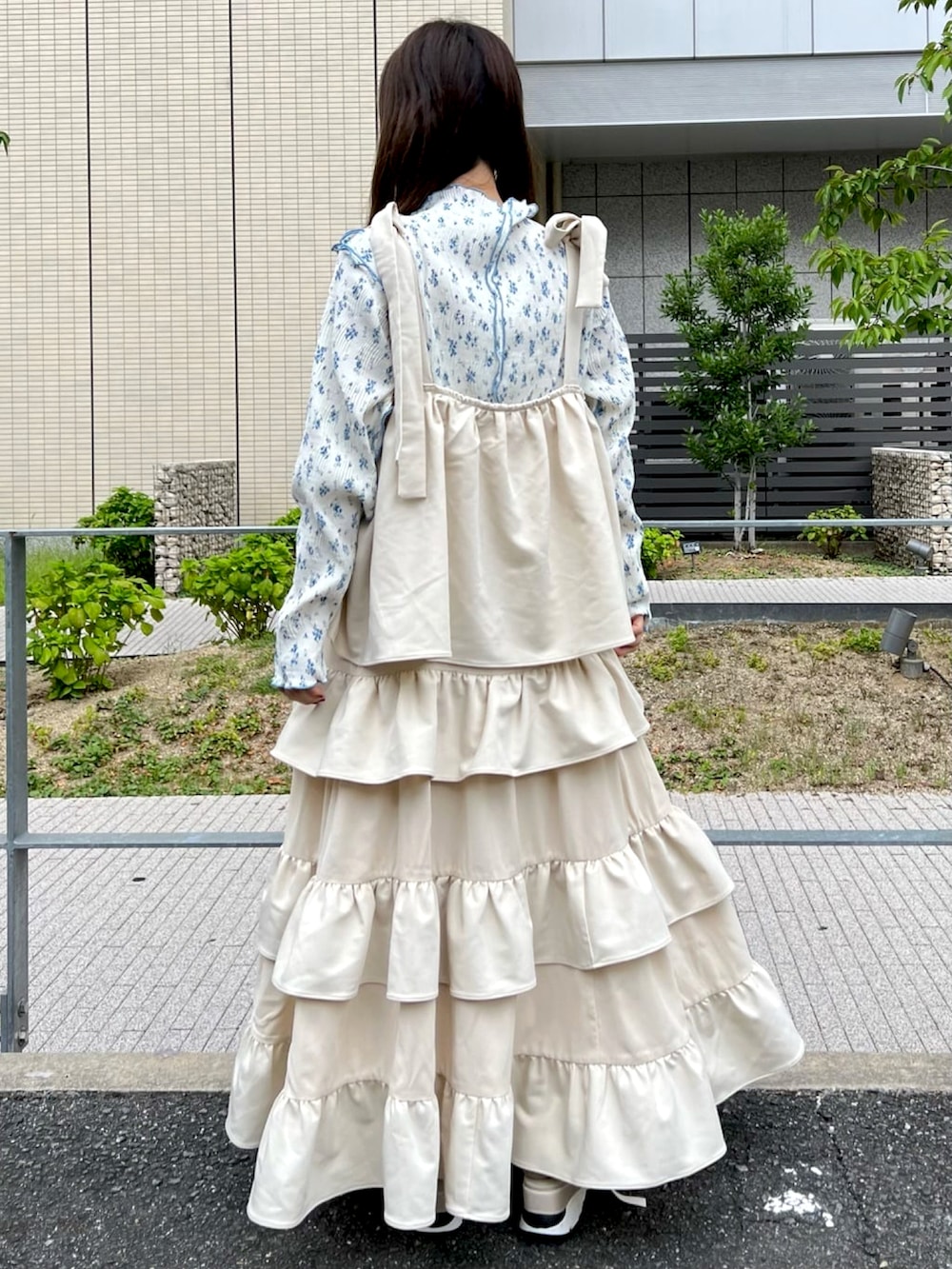 ブルー系のチュニック、ホワイト系のワンピース、ホワイト系のサンダルを着用したレディースの夏コーディネートの3枚目の写真