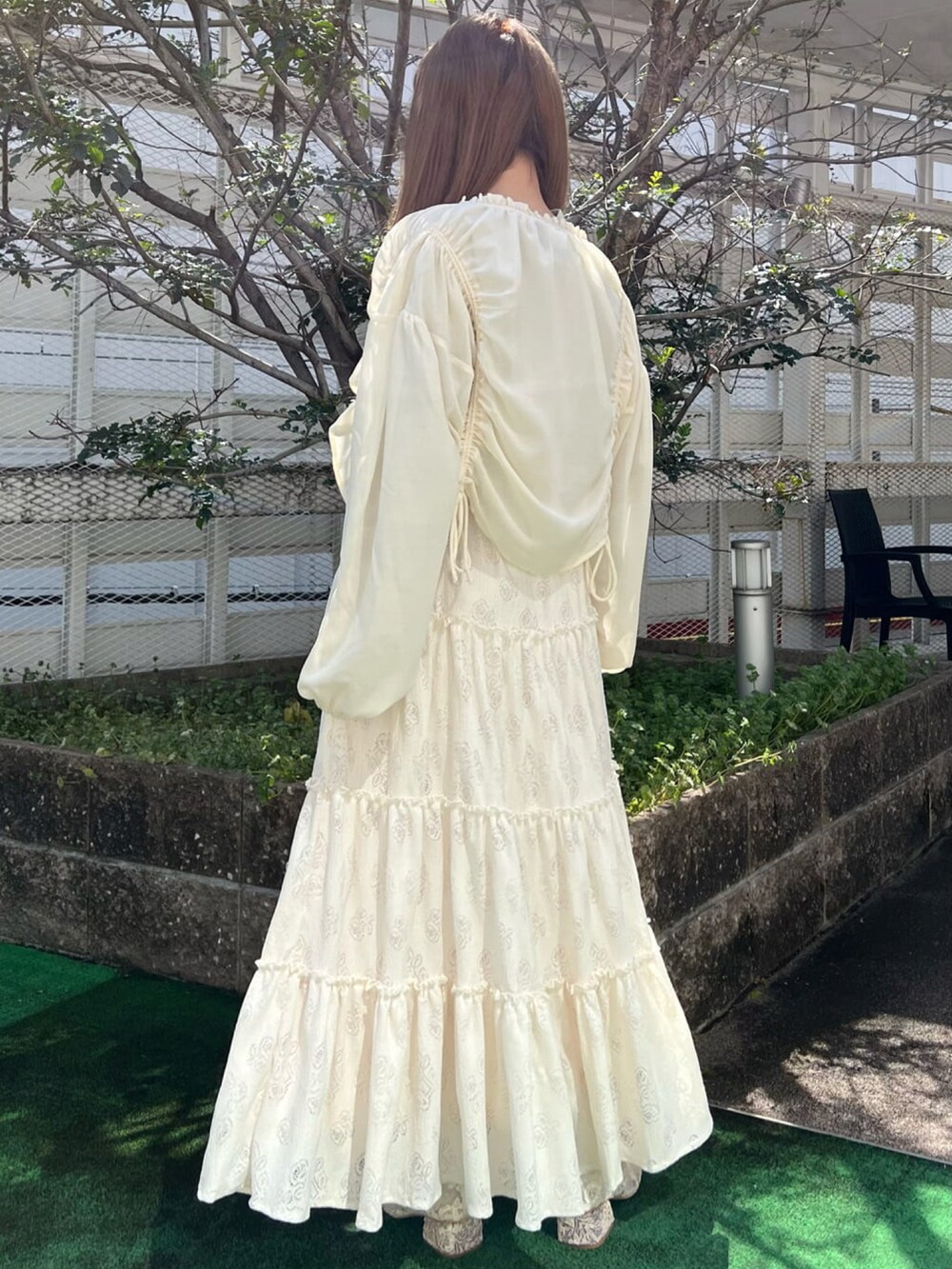 グレー系のTシャツ/カットソー、ホワイト系のシャツ/ブラウス、ホワイト系のスカートを着用したレディースの春コーディネートの2枚目の写真