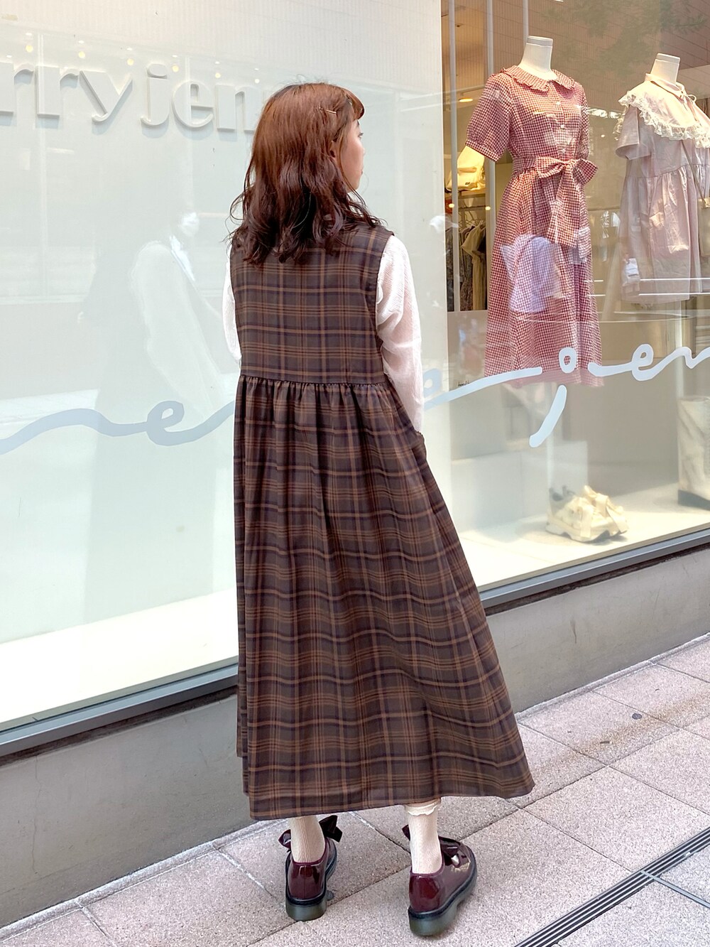 ブラウン系のワンピース、レッド系のその他シューズを着用したレディースの夏コーディネートの2枚目の写真