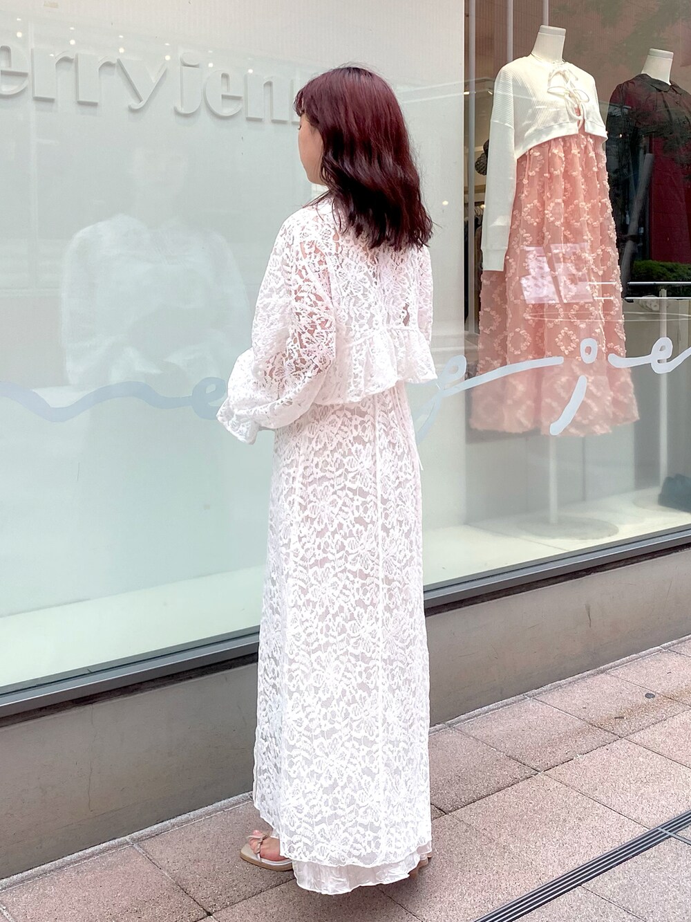 ホワイト系のシャツ/ブラウス、ホワイト系のワンピース、パープル系のサンダルを着用したレディースの夏コーディネートの4枚目の写真
