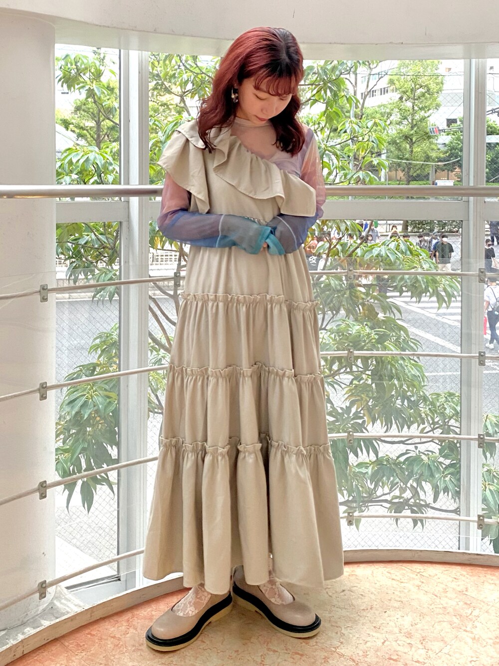 ベージュ系のワンピース、ブルー系のTシャツ/カットソー、ベージュ系のパンプスを着用したレディースの秋コーディネートの2枚目の写真