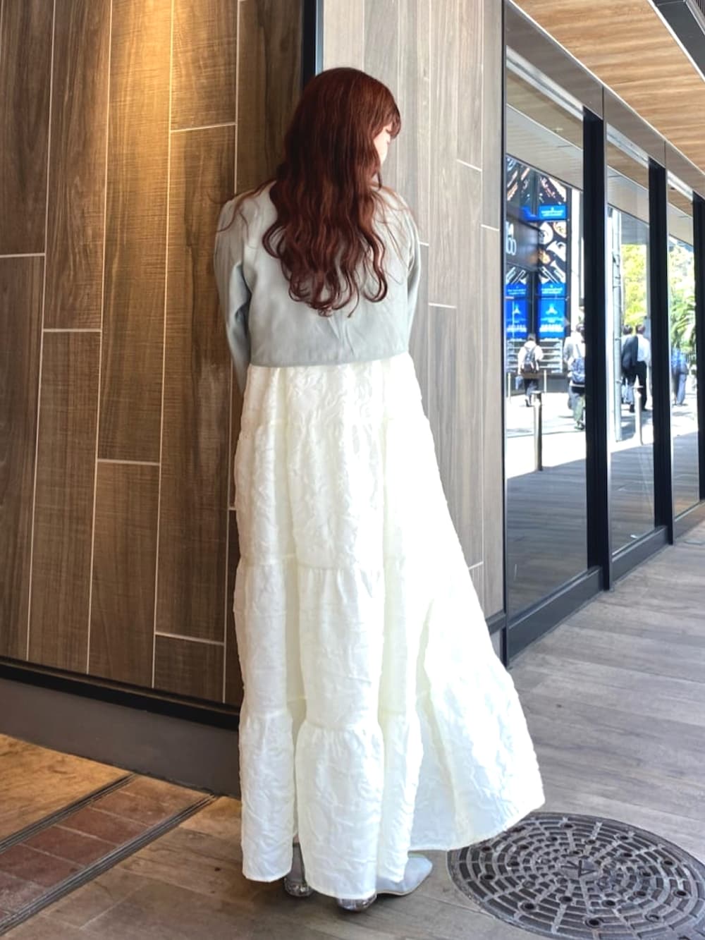 ホワイト系のワンピース、グリーン系のカーディガン/ボレロ、ホワイト系のTシャツ/カットソーを着用したレディースの春コーディネートの2枚目の写真