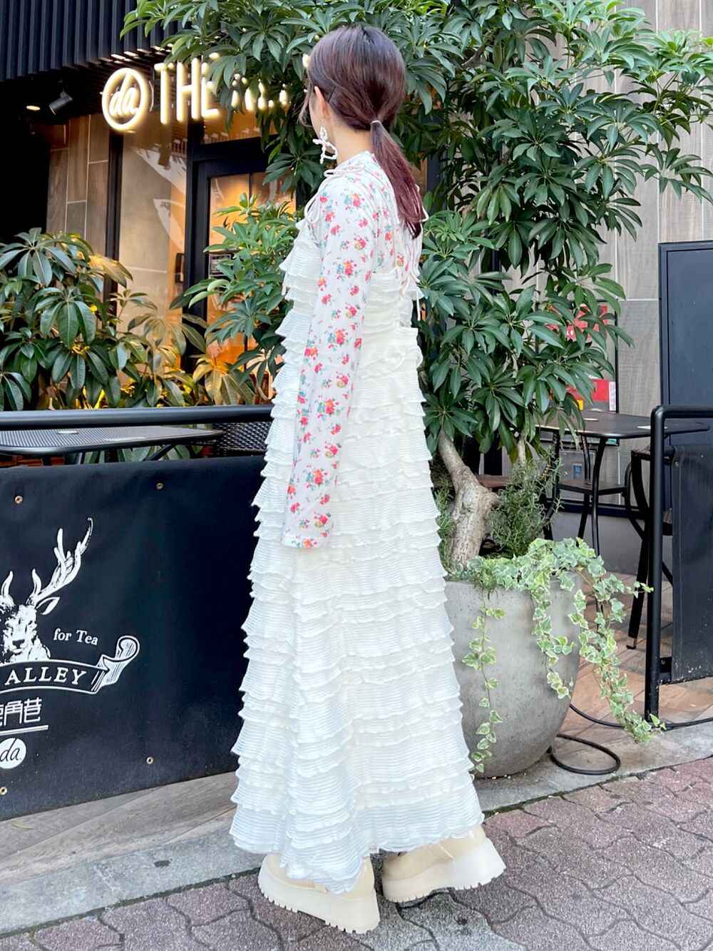 ホワイト系のワンピース、ホワイト系のTシャツ/カットソー、ホワイト系のローファーを着用したレディースの秋コーディネートの2枚目の写真