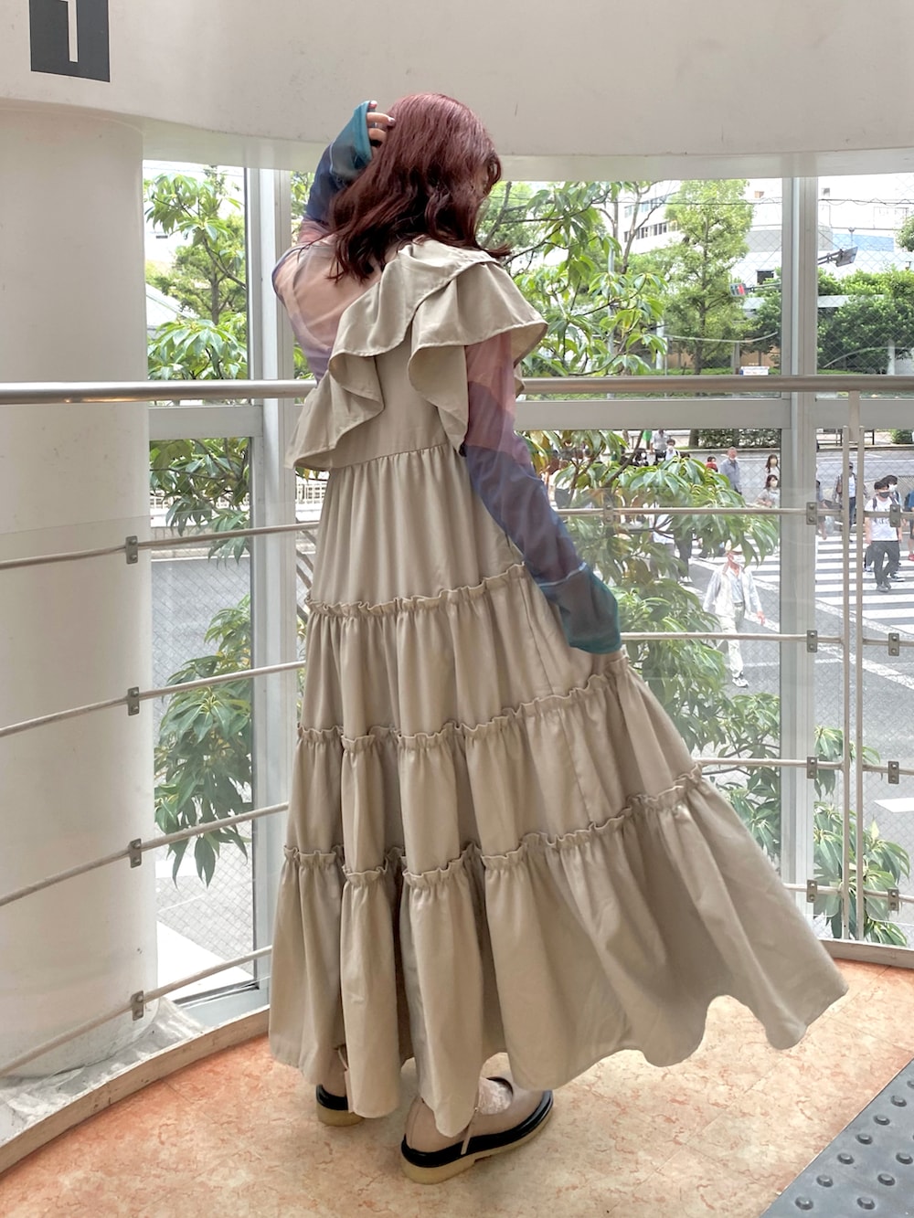 ベージュ系のワンピース、ブルー系のTシャツ/カットソー、ベージュ系のパンプスを着用したレディースの秋コーディネートの3枚目の写真