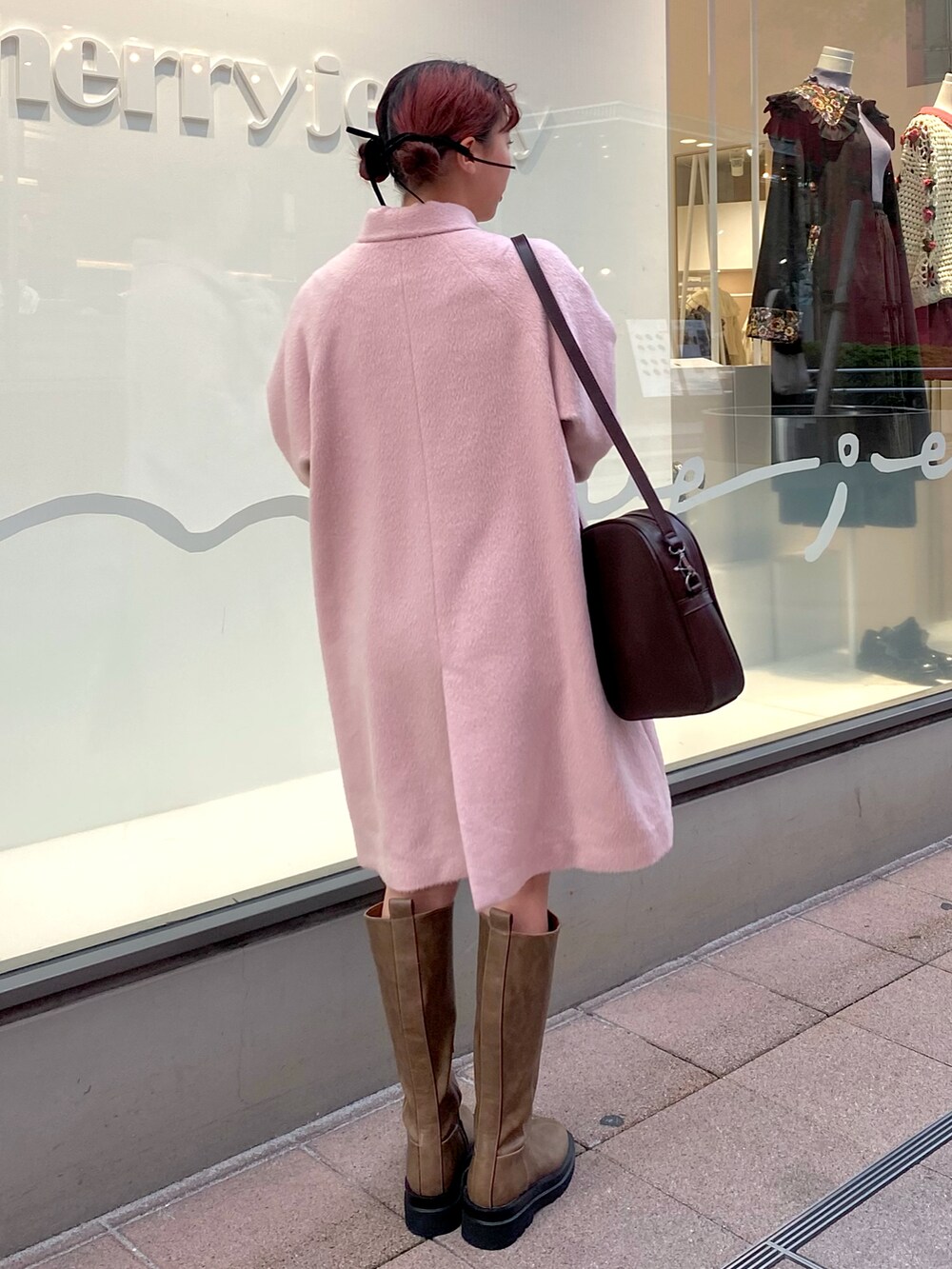 ピンク系のその他アウター、ブラウン系のショルダーバッグ、ベージュ系のブーツを着用したレディースの秋コーディネートの2枚目の写真
