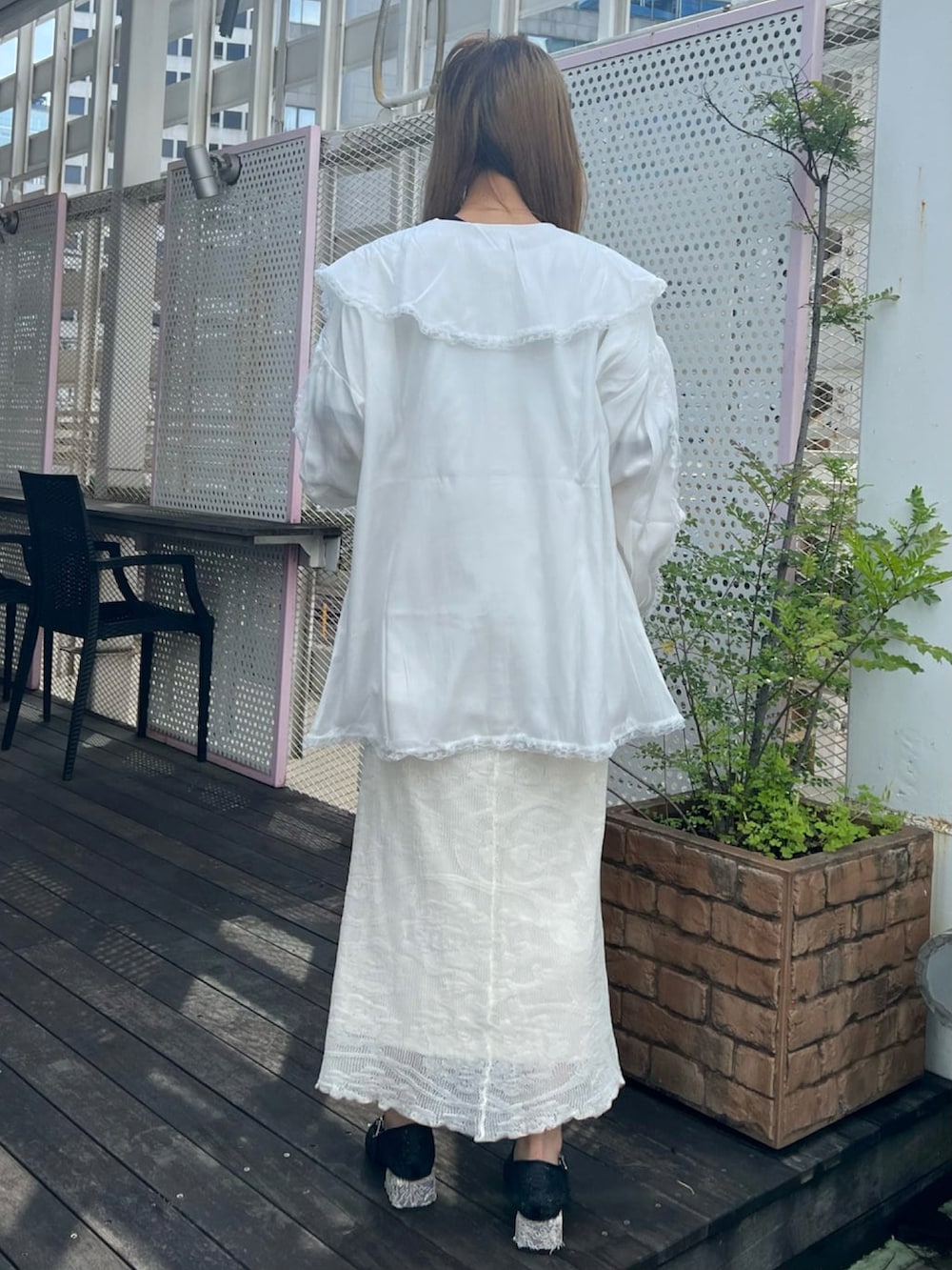 ホワイト系のTシャツ/カットソー、ホワイト系のシャツ/ブラウス、ホワイト系のスカートを着用したレディースの春コーディネートの2枚目の写真