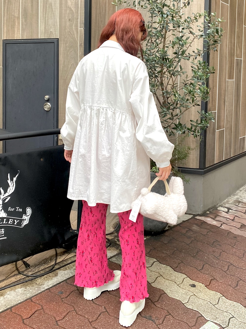 ホワイト系のワンピース、ピンク系のその他パンツ、ホワイト系のハンドバッグを着用したレディースの秋コーディネートの2枚目の写真