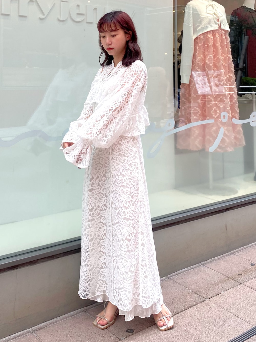 ホワイト系のシャツ/ブラウス、ホワイト系のワンピース、パープル系のサンダルを着用したレディースの夏コーディネートの3枚目の写真