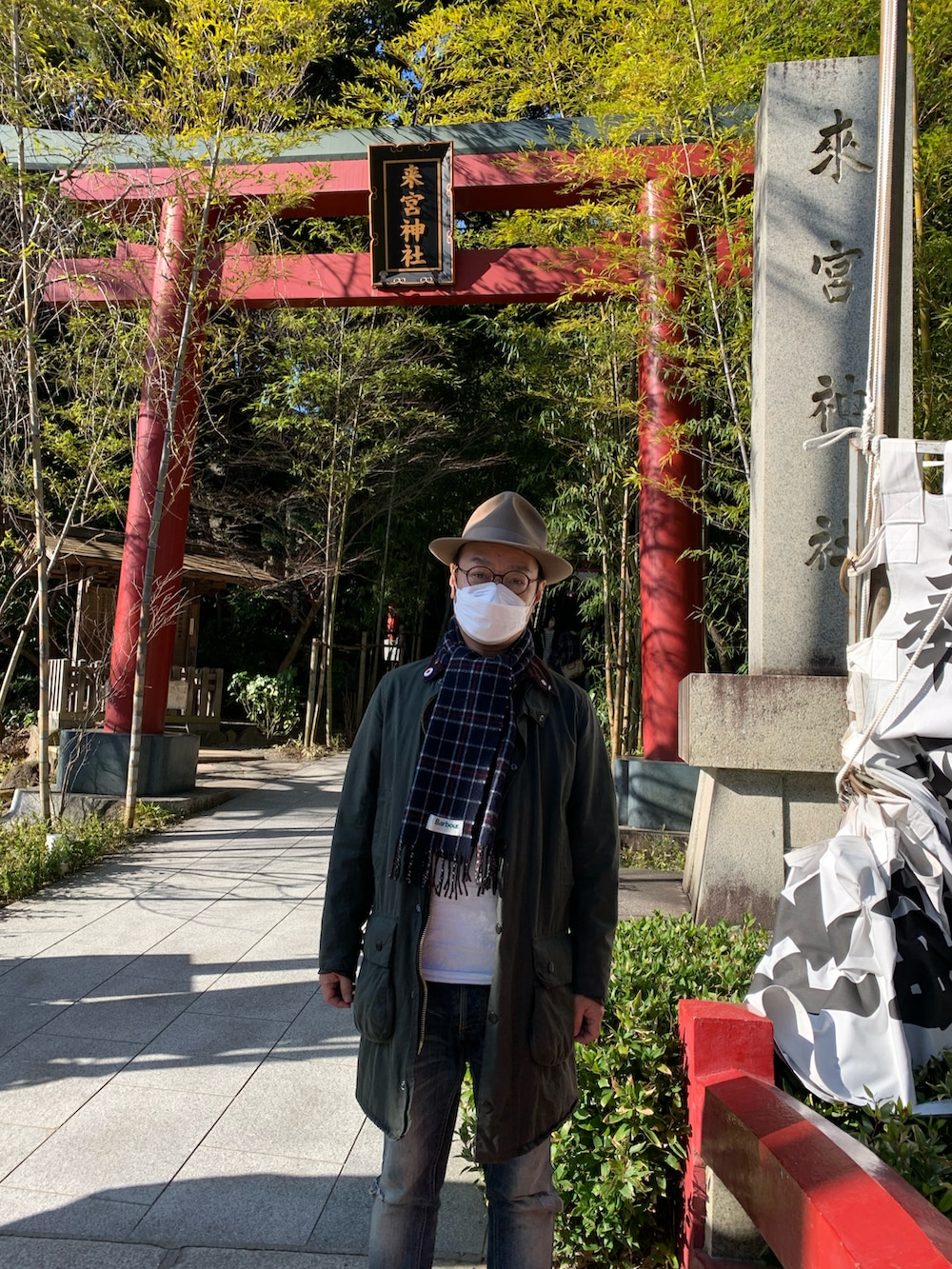 グリーン系のダウンジャケット/コート、ブルー系のデニムパンツ、ブラウン系のブーツを着用したメンズの春コーディネートの2枚目の写真