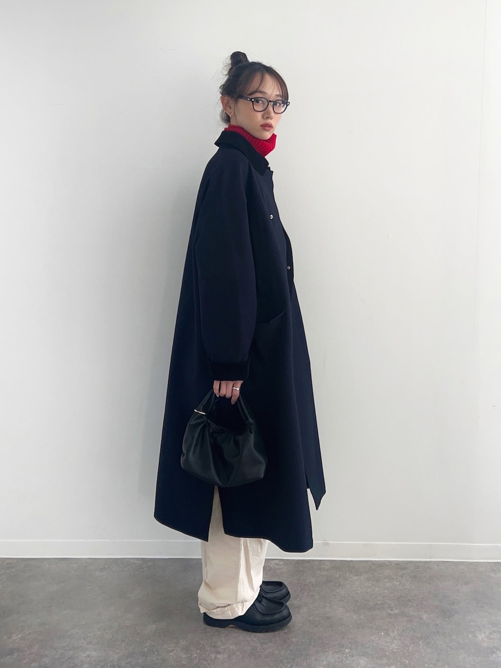 レッド系のニット/セーター、ブルー系のジャケット/アウター、ホワイト系のサロペット/オーバーオールを着用したレディースの冬コーディネートの2枚目の写真