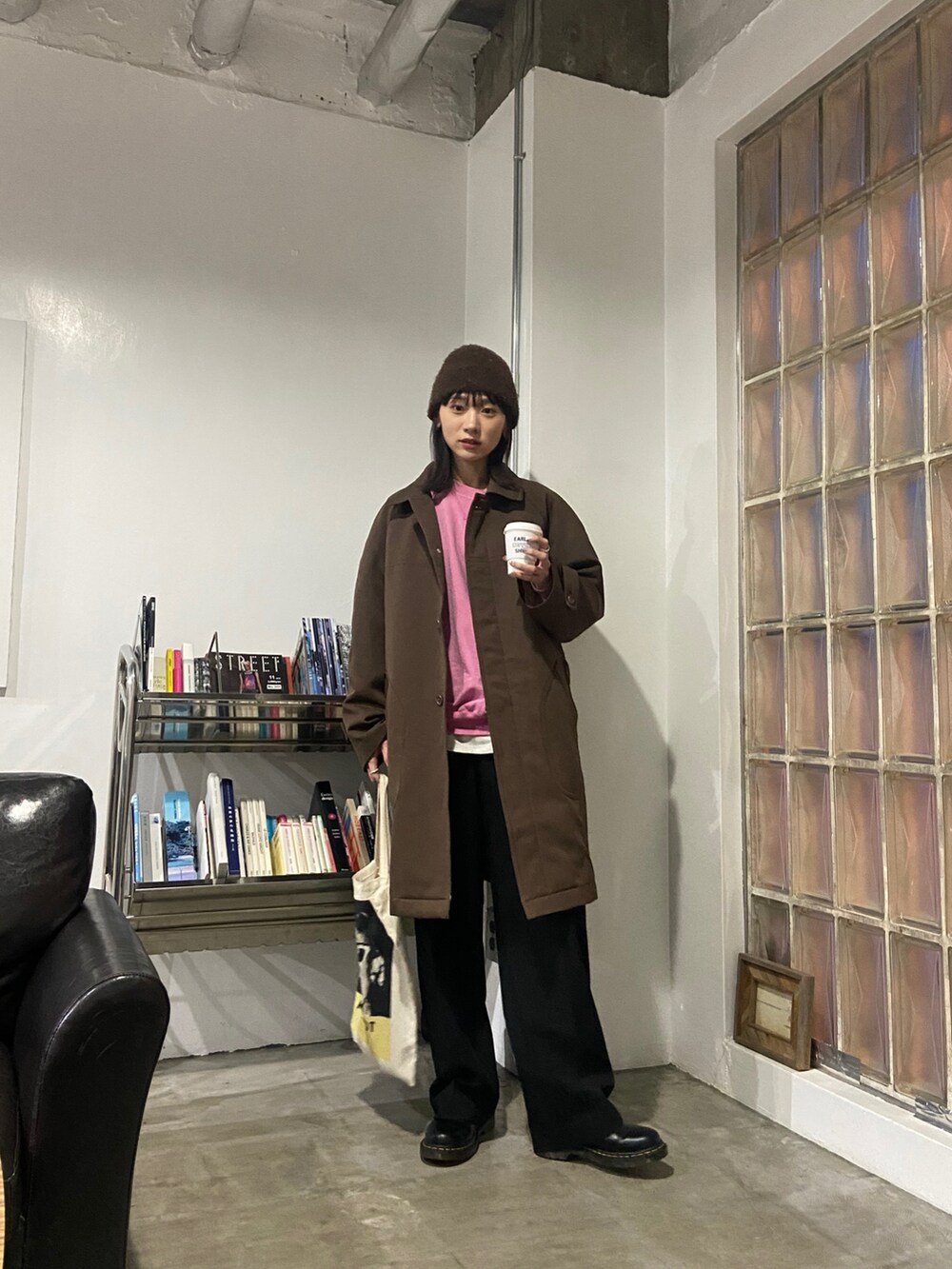 「冬を彩る色いろコーデ、冬コーデ、古着、古着MIX、カジュアル、大人カジュアル、ニット帽、スウェット、スラックス、ブーツ、コート、トートバッグ」｜「by muni:rのカラーミックスビーニー（ニットキャップ/ビーニー、ブラウン系）」を使った、UMIさん（骨格ナチュラル・レディース・165cm）の冬コーディネートの2枚目の写真
