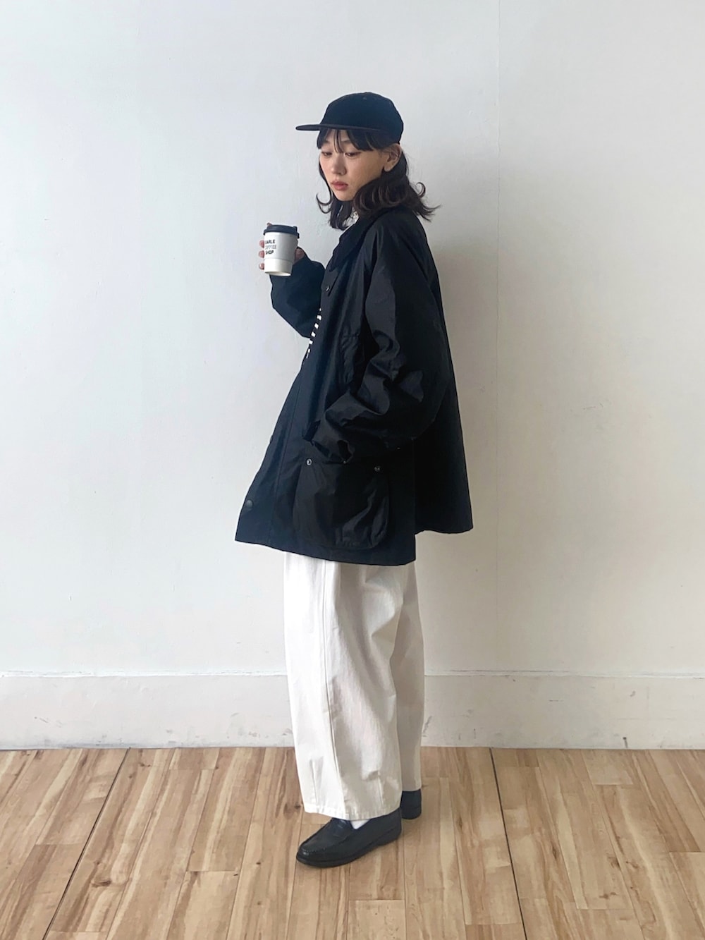 ブラック系のブルゾン、ブラック系のカーディガン/ボレロ、ホワイト系のその他パンツを着用したレディースの冬コーディネートの2枚目の写真