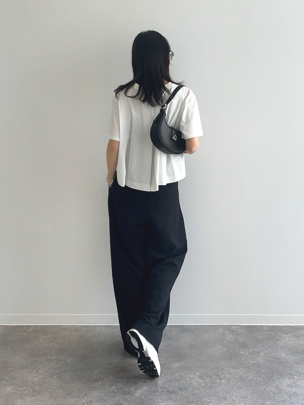 ホワイト系のTシャツ/カットソー、ブラック系のその他パンツ、ホワイト系のスニーカーを着用したレディースの夏コーディネートの3枚目の写真